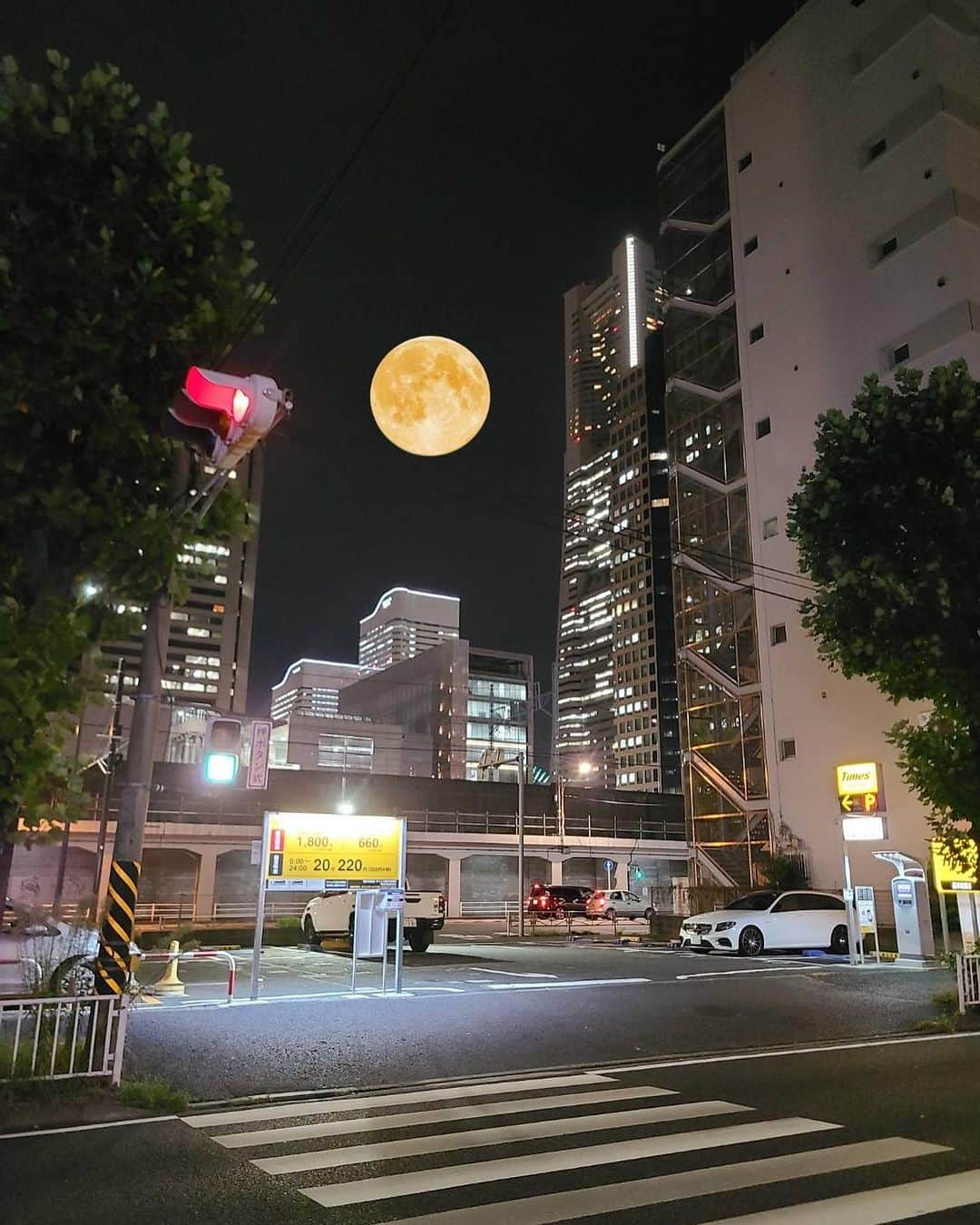 松山三四六さんのインスタグラム写真 - (松山三四六Instagram)「🌕  横浜 桜木町の月🌕  東京 目黒の月🌕  #スーパームーン  #夜景 #東京」8月31日 22時15分 - sanshiroumatsuyama