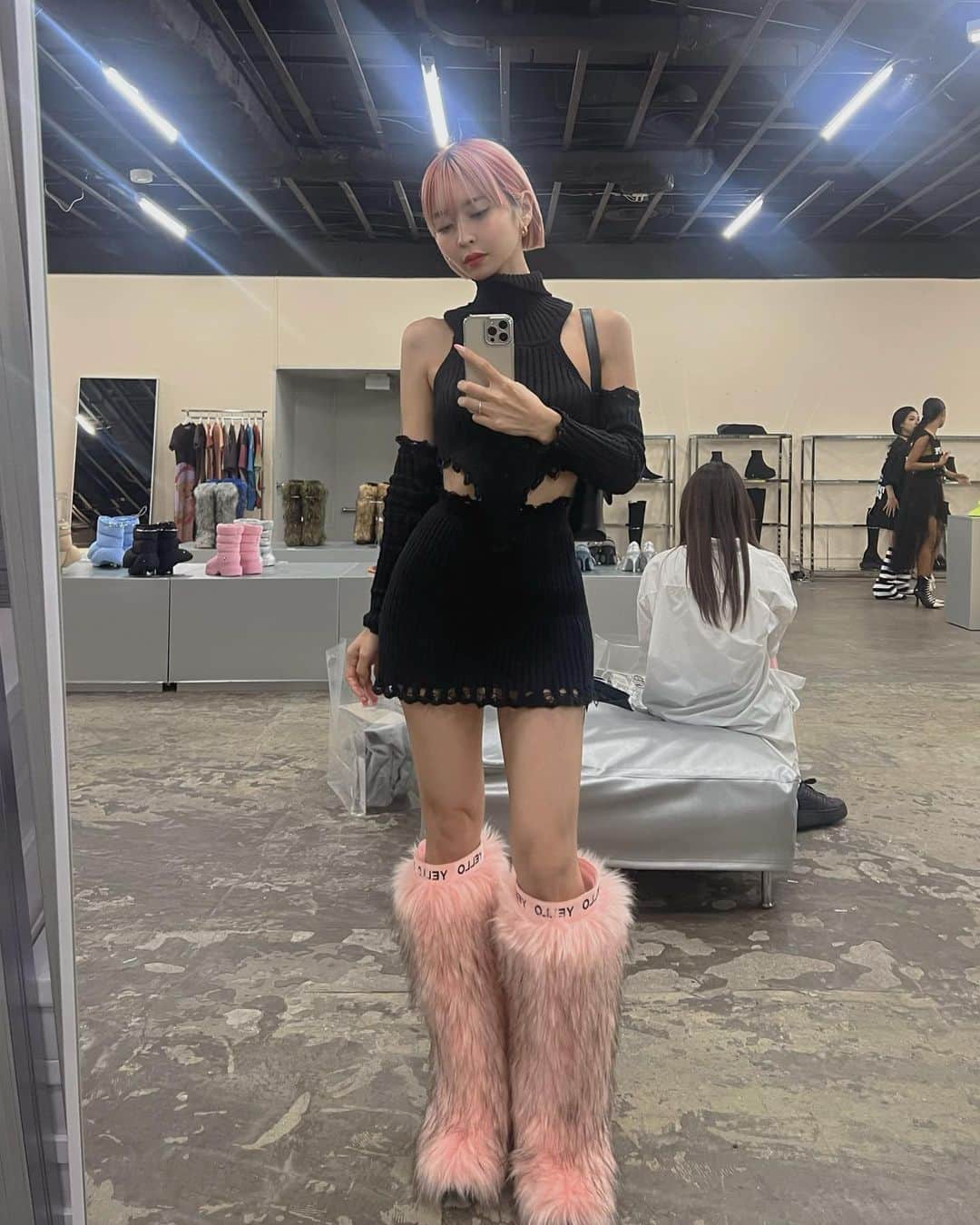 梅村実帆のインスタグラム：「👙🍉🔜👢🍂 夏から秋への曖昧なファッションを楽しんでおります🎀」