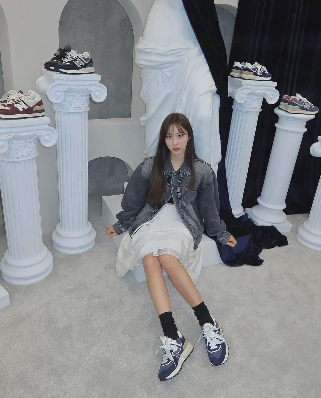 COCO のインスタグラム：「#광고 더현대 서울에 The 574, Worn by Anyone! 뉴발란스전시가 열렸어요👟 더 놀라운건 Sneaker freaker 과 함께  팝업으로 열린다는거예요😊 8/31 ~ 9/6 더현대서울 지하2층에서 진행하구요, 한정판 슈레이스를 구매 대상자에게 선착순으로 증정한다고 하니 모두들 빨리가서 발레코어 커플룩 하자꾸요🏃‍♀️  #뉴발란스574 #뉴발란스더현대서울  #574더현대서울」