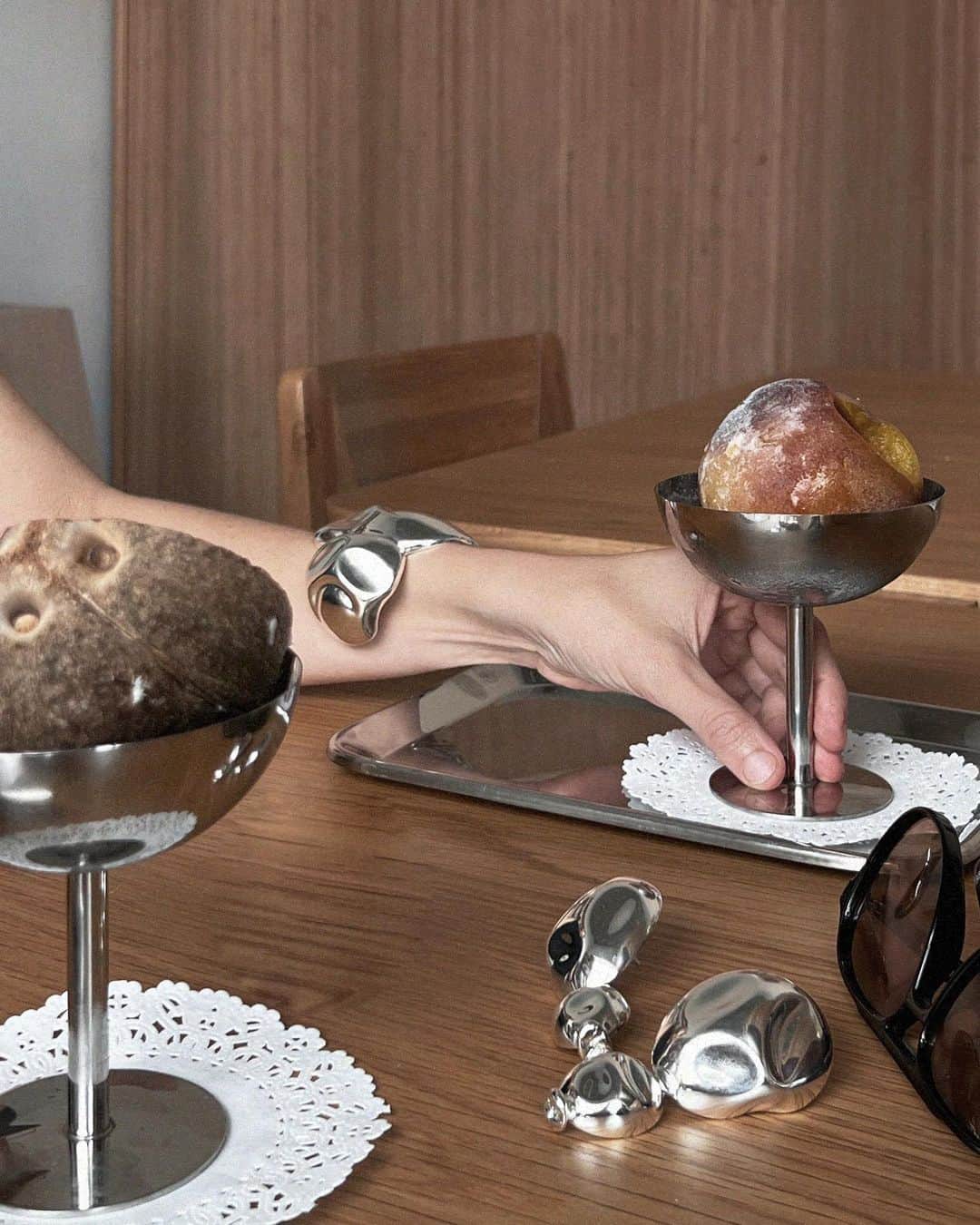 Monica Sordoのインスタグラム：「Silver Service & Sorbet 🍑🥥」