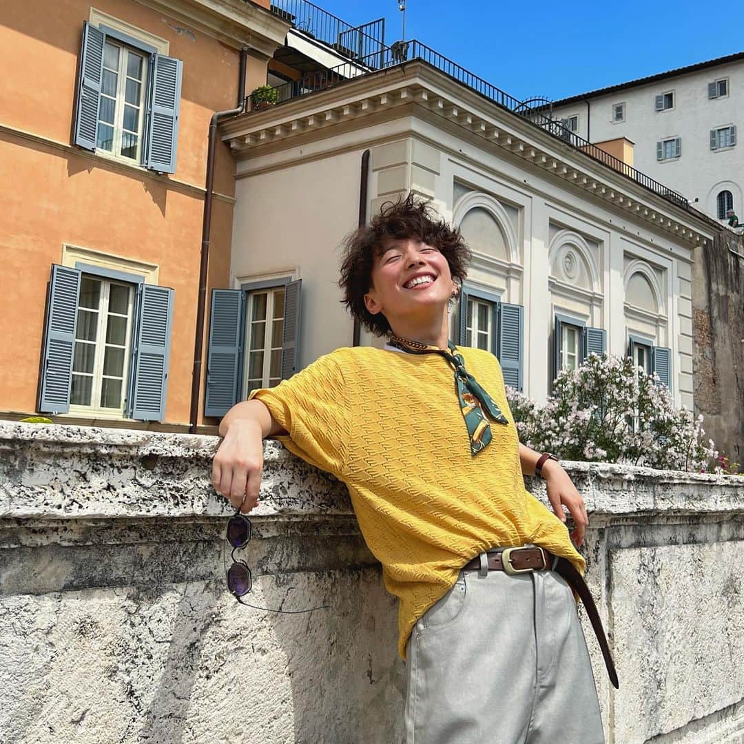 ひなたのインスタグラム：「初めてのヨーロッパ旅 まずはイタリアのローマとフィレンツェへ。  街並みがとにかく素敵なのはもちろん人も陽気。ご飯分けてくれたり、お菓子くれたり気さくに話しかけてくれたり超フレンドリー。  スリ大丈夫かなぁって心配して行ったのに逆に色んなもの貰っちゃて、居心地よくてそのまま住んじゃうところやったわ。  そして何時間か乗る列車がまんちきちんで座れんくてどうしようと佇んでいたら、素敵なおじさんが床でテディーベアみたいに座り出したから真似して座ってイタリア感じてきました。  マイブームが、結婚式から機内食に変わって、機内食から海外旅行に変わりました。 そしてまた次の街で蜂の巣に変わりました。  まだまだ自分の事、まるで知らんやないのぉ。  #europa  #Italia #roma  #honeycomb」