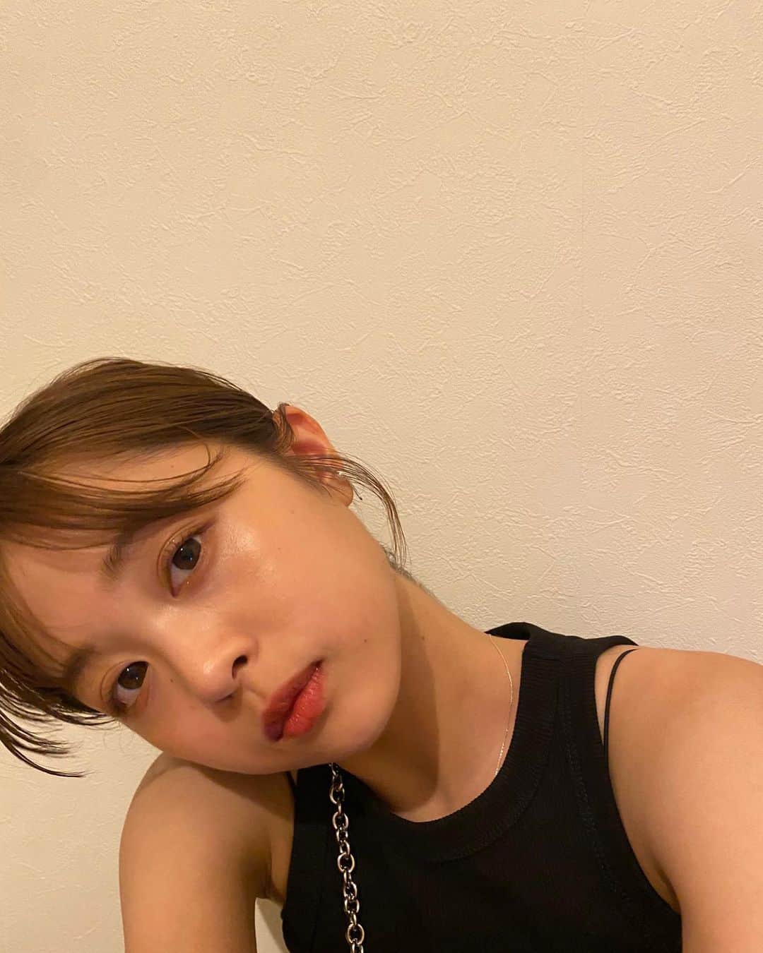 のインスタグラム：「8月も一瞬で過ぎ去っていった🐝…  オフとお仕事写真と。」