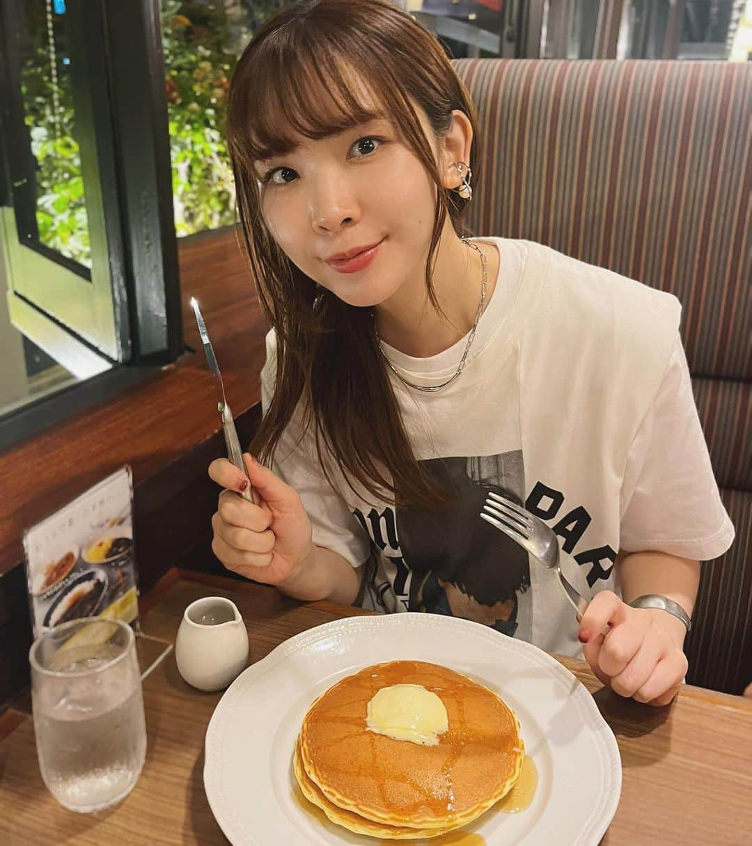 蒼山幸子さんのインスタグラム写真 - (蒼山幸子Instagram)「遅い夜ごはんに ロイヤルホストのパンケーキを食べてしまった。 日中自転車で駆けずり回る 子供たちを見かけて そっか、今日で夏休み最後の日だもんな、と思ったら もう大人なのに便乗してそれっぽい気分で 羽目をはずしたくなったのでした。 さらば8月。🏊」8月31日 22時34分 - sachiko_aoyama