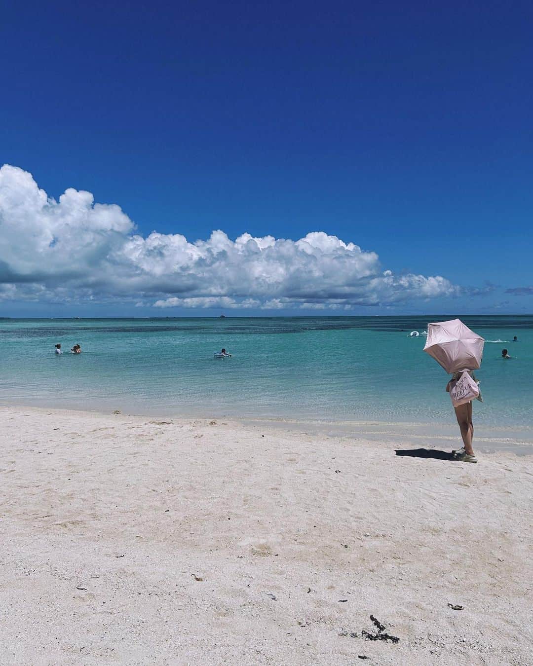 増澤璃凜子さんのインスタグラム写真 - (増澤璃凜子Instagram)「𝐺𝑂𝑂𝐷 𝐵𝑌𝐸 𝑀𝑌 𝑇𝑊𝐸𝑁𝑇𝐼𝐸𝑆 𝑆𝑈𝑀𝑀𝐸𝑅🩵 ⁡ 綺麗な海に沢山行って、 友達とも沢山楽しい思い出が出来た！ ⁡ 心残りな事は少しあるんだけども、 完璧に過ごせる事はなかなか難しいし、 それでもかなり楽しく過ごせたな！幸せだ🥰 ⁡ #goodbyeaugust」8月31日 22時27分 - ririkomasuzawa