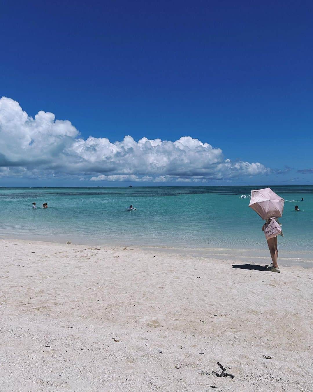 のインスタグラム：「𝐺𝑂𝑂𝐷 𝐵𝑌𝐸 𝑀𝑌 𝑇𝑊𝐸𝑁𝑇𝐼𝐸𝑆 𝑆𝑈𝑀𝑀𝐸𝑅🩵 ⁡ 綺麗な海に沢山行って、 友達とも沢山楽しい思い出が出来た！ ⁡ 心残りな事は少しあるんだけども、 完璧に過ごせる事はなかなか難しいし、 それでもかなり楽しく過ごせたな！幸せだ🥰 ⁡ #goodbyeaugust」