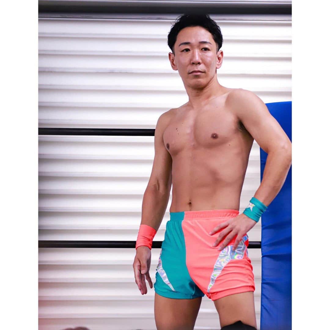 前田友理香のインスタグラム：「先日、大親友のまあくんがプロデビューしました！！  プロです！プロ！！！  プロレス、プロデビュー👏  パコちゃん、カオちゃんと観戦してきましたぁぁ⤴️✨  プロレス好きが高じてプロレスデビューしちゃうなんて！！！  入場曲は、八幡カオルちゃんの曲です💖  お客様、運営さん、対戦相手、様々な方に感謝できる素敵な選手です。  ぜひこれから、  MASA⭐︎TAKAのことを宜しくお願い致します🙇‍♀️  チャンピオンベルト取ったら、巻き巻きさせてねん💖  そして、せん越ながら、育てて下さってる伊藤薫選手、藪下めぐみ選手いつもありがとうございます😊  ※画像お借りしております。  ねぇ！てか、カオちゃんのアプリの加工やばいってばぁ！！ 天才すぎるっ！！！！！  #MASA星TAKA #プロレス #プロレスラー #伊藤道場 #TEAMフットスタンプ #大親友 #大好き」