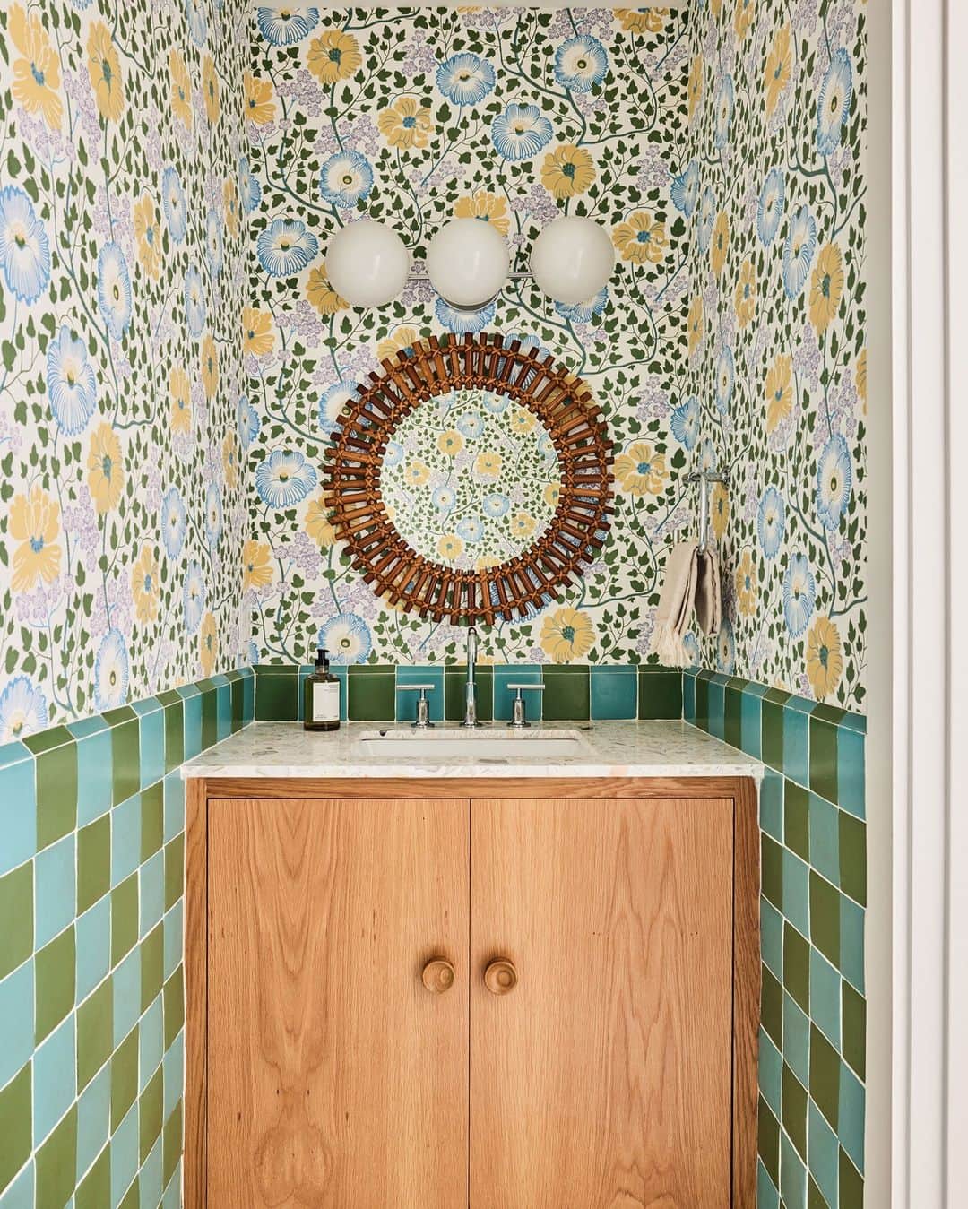 ELLE DECORのインスタグラム：「There’s an art to pairing prints, something interior designer Jennifer Bunsa (@jenniferbunsa) wasn’t afraid to explore in this Miami ranch. Specifically, she channeled one of her modern muses, Josef Frank, the Austrian-born architect and designer known for exuberant patterns inspired by nature. “A lot of inspiration and most of our color palette came from his fabrics,” she says. In the powder room, a medley of cornflower blue, faded yellow, and lilac blooms saturate the small place, punctuated by a vintage rattan mirror.   Click the link in our bio to tour the rest of this exuberant Miami home. Written by @cokhio. Photographed by @nicole_franzen.」