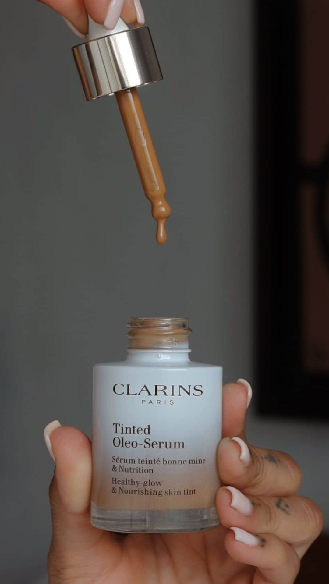 ジェイデ・ピアスのインスタグラム：「Introducing the new tinted skincare serum by @clarinsuk! An ultra light, super nourishing formula with added triple skincare action containing 98% ingredients of natural origin.  I used shades 07 and 09 but they are available in 10 shades with a buildable formula that easily melts into the skin leaving a luminous, flawless finish 🫶🏽 #AD #NotJustASkinTint #TintedOleoSerum #ClarinsUKpartner」