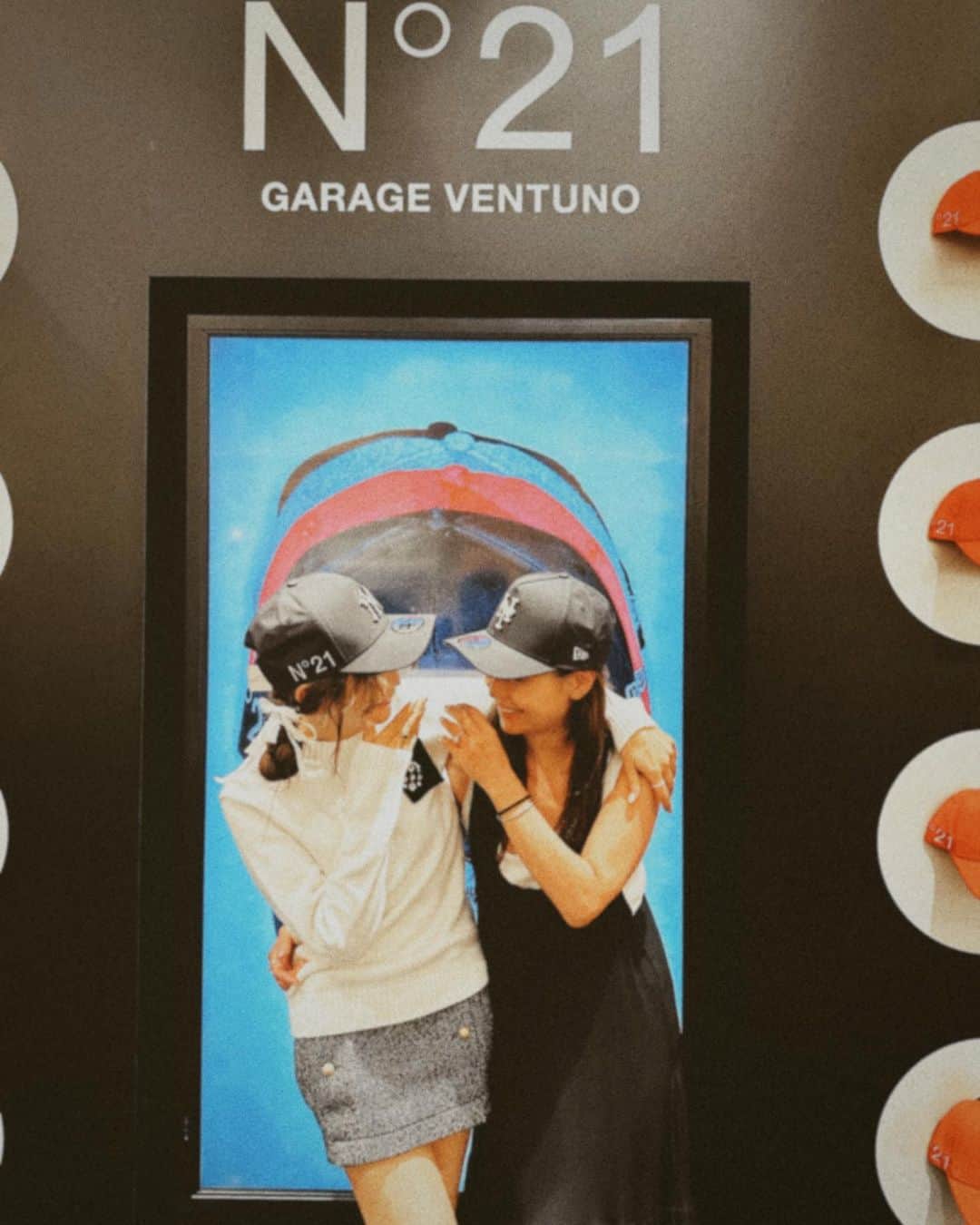 紗栄子さんのインスタグラム写真 - (紗栄子Instagram)「今日はYouTubeの撮影で明日から新しくOPENする「@コスメ大阪」と、 @tanakataki が手掛ける 「GARAGE VENTUNO」のPOPUP STOREに行ってきたよ🐇🎀🩵  「GARAGE VENTUNO」では今日からN21×MLB×NEW ERAのトリプルコラボレーションによるキャップとハットのコレクションが発売されていて、私はキャップを3つGETしました🥰🧢🫶🏻🪽  今回のPOPUPでは刺繍を入れてくれるサービスもあったので、私は3つとも「SAE」と入れてもったよ🐇🎀🪽🧁  そして、ドッグウェアのセレクトショップ「PEGION」とのコラボレーションのドッグアイテムも発売されたばかりで、 @laramiofficial のお土産もたくさんGETしたのでそちらはまた改めてアップするね🐕🎀🩵💫  GARAGE VENTUNOのPOPUP は 9月5日(火)まで阪急うめだ本店 1階 のコトコトステージ で開催されているので気になるかたは是非チェックしてみてね🥰🩵  #N21 #GARAGEVENTUNO #newera #PEGION」8月31日 22時31分 - saekoofficial