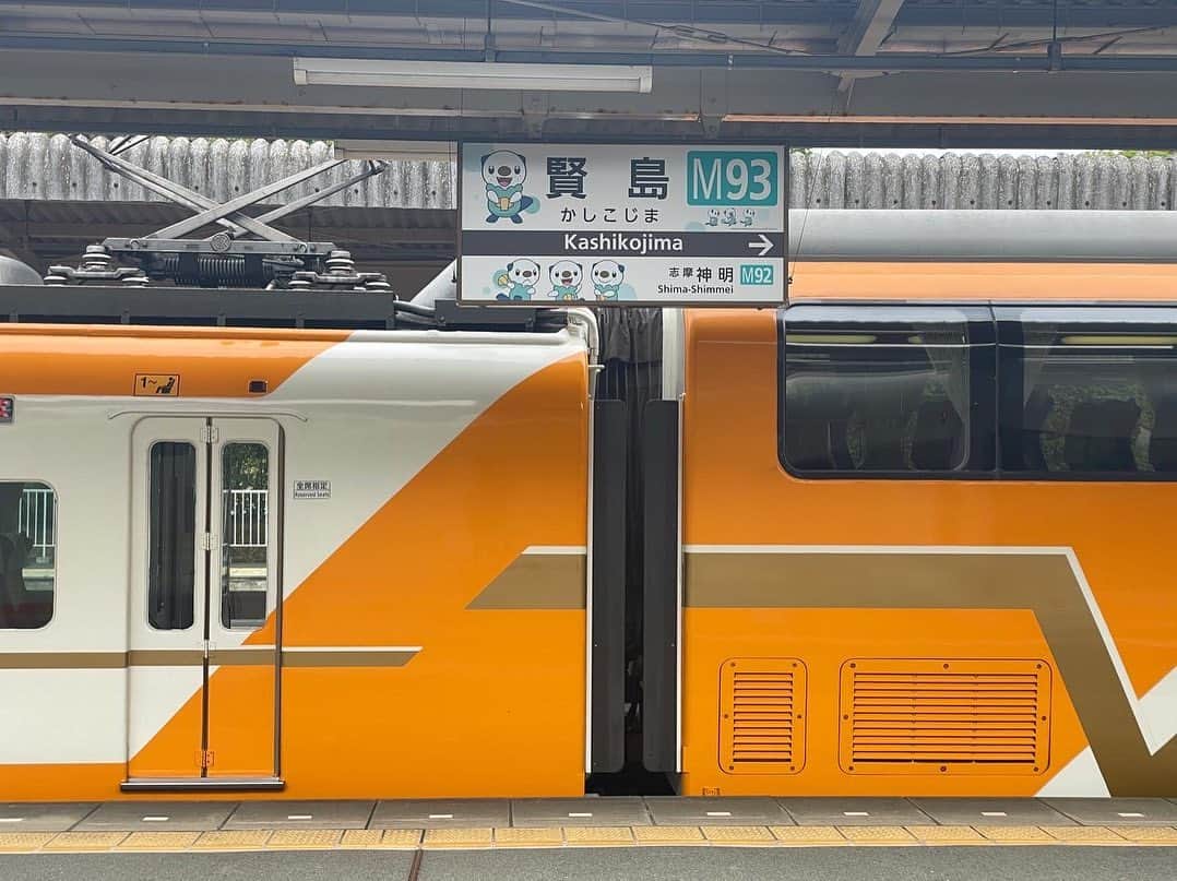 尾崎ななみさんのインスタグラム写真 - (尾崎ななみInstagram)「#三重  #志摩  ㅤㅤㅤㅤㅤㅤㅤㅤ賢島駅でお迎え待ちの間に(*ฅ́˘ฅ̀*)  三重の応援ポケモン#ミジュマル トレイン顔出しパネルで📸  賢島駅は終点なので、様々な電車が停車している時は圧巻！！  青、赤、黄、白、オレンジ… 色鮮やかな電車がずら〜と並ぶ姿を見れた時と、レア電車に遭遇した時はテンション上がります✦ฺ︎  ㅤㅤㅤㅤㅤㅤㅤㅤㅤㅤㅤㅤㅤㅤㅤㅤㅤㅤ  ㅤㅤㅤㅤㅤㅤㅤㅤㅤㅤㅤㅤㅤㅤㅤㅤㅤㅤㅤㅤㅤㅤㅤㅤㅤㅤㅤㅤㅤㅤㅤㅤㅤㅤㅤㅤ #三重県#志摩市#伊勢志摩#賢島#賢島駅#近鉄電車#近鉄特急#三重県志摩市#伊勢志摩アンバサダー#尾崎ななみ#shimastagram#73mie」8月31日 22時31分 - nanami_ozaki_73