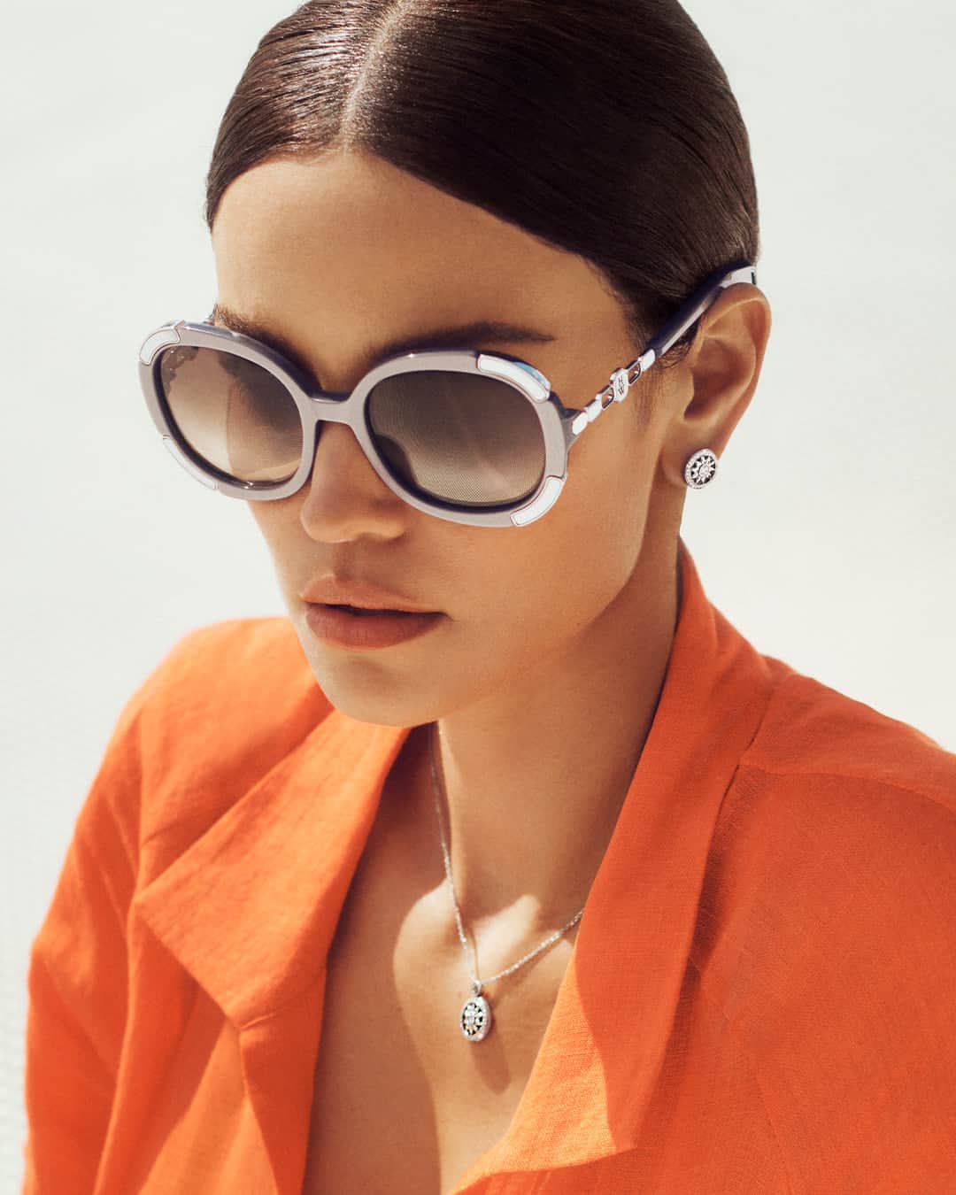 ハリー・ウィンストンのインスタグラム：「Accessories from Harry Winston help you embrace the summer season in true style. Elevate your everyday look with contemporary Winston Gates jewelry—link in bio. #HarryWinston #WinstonGates」