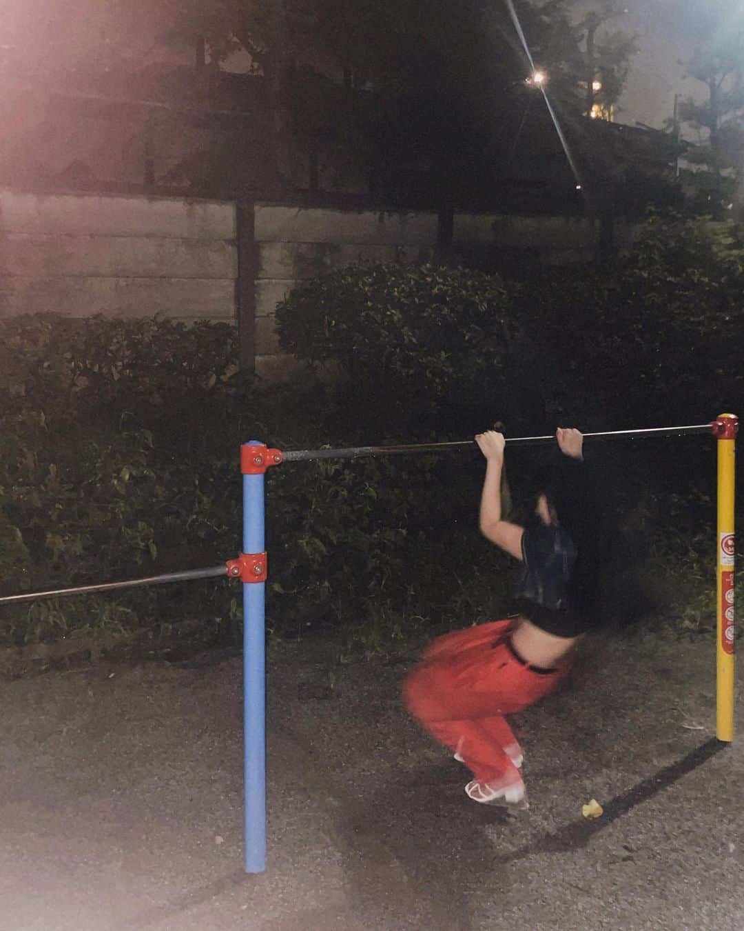 秋山眞緒のインスタグラム：「． 夏の夜の公園ってなんかすきやなぁ ⁡ #tsubaki_factory #秋山眞緒  のーめいく、すみません」