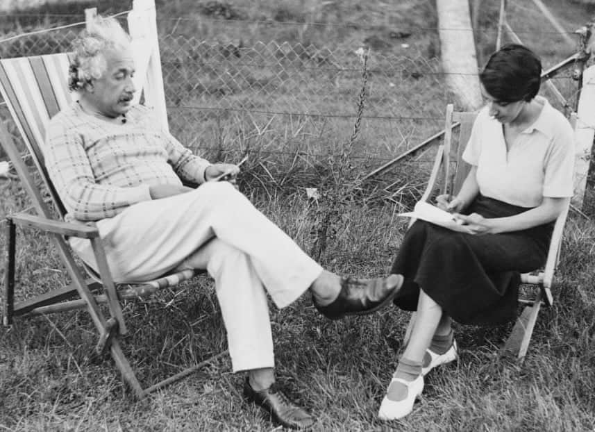 アルベルト・アインシュタインのインスタグラム：「#ThrowbackThursday: Albert Einstein and his secretary, Helen Dukas, in Belgium in the summer of 1933.」