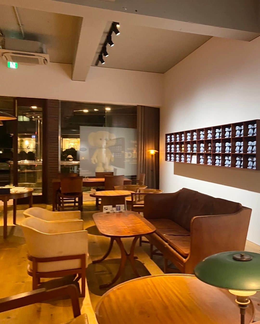 綾瀬りえさんのインスタグラム写真 - (綾瀬りえInstagram)「お疲れ様🫶  東京で好きな場所といえば、代官山🫶 で変わったカフェがあったため入りました♪  その名は、Lurf MUSEUM(@lurf_museum )！ ギャラリー併設のカフェでした🍰  壁には絵がたくさん飾られていて 店内は広く席数も多いから開放感味わえるよ💛  エチオピア産のスペシャリティコーヒーを頼みました☘️  みんなもぜひ行ってみて✨  帽子….(@ca4la_official ) トップス….(@azulbymoussy_official ) スカート…..(@sly_official )  #ルーフミュージアム #代官山カフェ #代官山 #ギャラリー #ギャラリーカフェ #daikanyama #tokyo #lurfmuseum #cafestagram #sly #azul #ナチュラルメイク #インスタ映えスポット #カメラ女子 #可愛いものが好き #アズール #スライ #女子会コーデ」8月31日 22時43分 - ayase1013rie