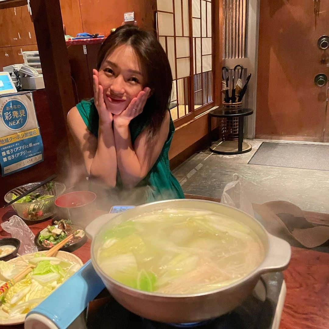 羽村亜美さんのインスタグラム写真 - (羽村亜美Instagram)「8月もおわりだー 夏の思い出。  かなりの 時差投稿ですが 沖縄ーー！！  家族で飛行機に乗って 旅行ははじめて！  沖縄はキャンプで⚾️🎤 毎年いってたけど 球場しかいってなかった笑 久米島😆  観光は、 私が小学1年生のとき以来！ 33ねんぶり！？😂  😂😂  かなりの弾丸でしたが、 天気にも恵まれ、 予定通りにすごせました。  ただひとつ！！ ジンベイザメのシュノーケルで  わたし、完全に 波酔いして  もう、ほんとにほんとにほんとに ほんとにほんとにほんとに ほんとにほんとにほんとに やばいやばいやばい 状態に。。。。🤮  あのとんでもない酔い方は、 過去一度。 16年くらいまえかな。 新潟、日本海の釣りロケにいったとき、 かなりの荒波で 全く逃げ場のない船の中で ほんとにぶっ倒れたのをおもいだしました。  二日酔いの方がマシ。  ジンベイザメどころじゃなかった。 写真5枚目。 ジンベイザメがきてるけど わたしは、もう気持ち悪くて気持ち悪くて 🤮 そのあとも、ずっと治らず、 せっかくの アブー豚🐷も （しゃしん7まいめ） 食べられず、、 🍺ものめず、、、 次の日にも響いて、 伊江島いく船でもまた酔って ほんとにさんざんでした。。。  最後の夜、すこしだけなおって ナイトプール入れてよかった🏊‍♀️  子供も楽しかったようなので またいきたいなーつぎは、ゆっくり行きたいな☺️  船酔い、波酔いは ほんとにもう勘弁。。  1.2.3枚目、お気に入りの写真📷」8月31日 22時35分 - amihamura