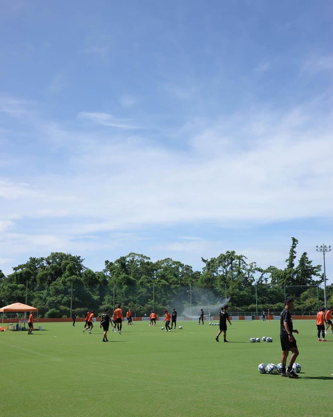 のインスタグラム：「8月最終日🌞エスパルスの練習に行きました！  4月からサッカー番組になって、今まで以上にグラウンドに行く機会が増えました！それでも番記者さんたちには「珍しいねぇ👈」と言われちゃうのですが😂そんなみなさんに会えるのも楽しみの一つなのです🪄  先週お休みだったKICK OFF! SHIZUOKA、今度の日曜は充実の内容ですよ🧡お楽しみに〜！  J2は残り10試合！！  #Jリーグ #spulse」