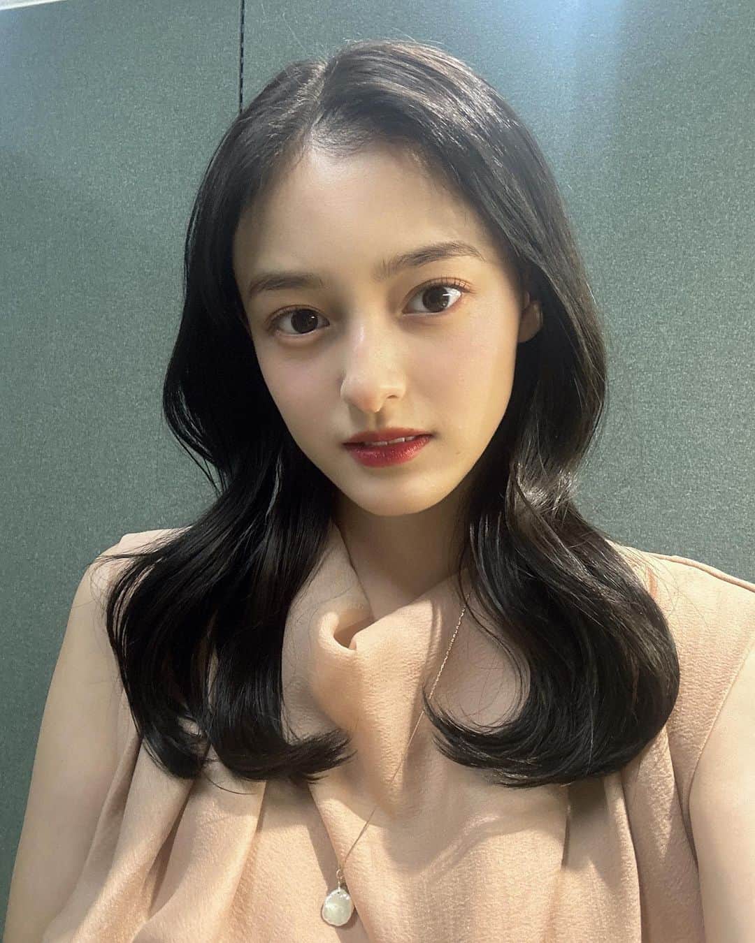 大峰ユリホのインスタグラム：「TOKYO MXバラいろダンディ 4週目もありがとうございました🌹  本当は本日がマンスリーアシスタント最終日の予定だったんですが、来週の水曜日9/6まで担当させていただくことになりました🥰嬉しい限りです…😭😭  来週もよろしくお願いします！」