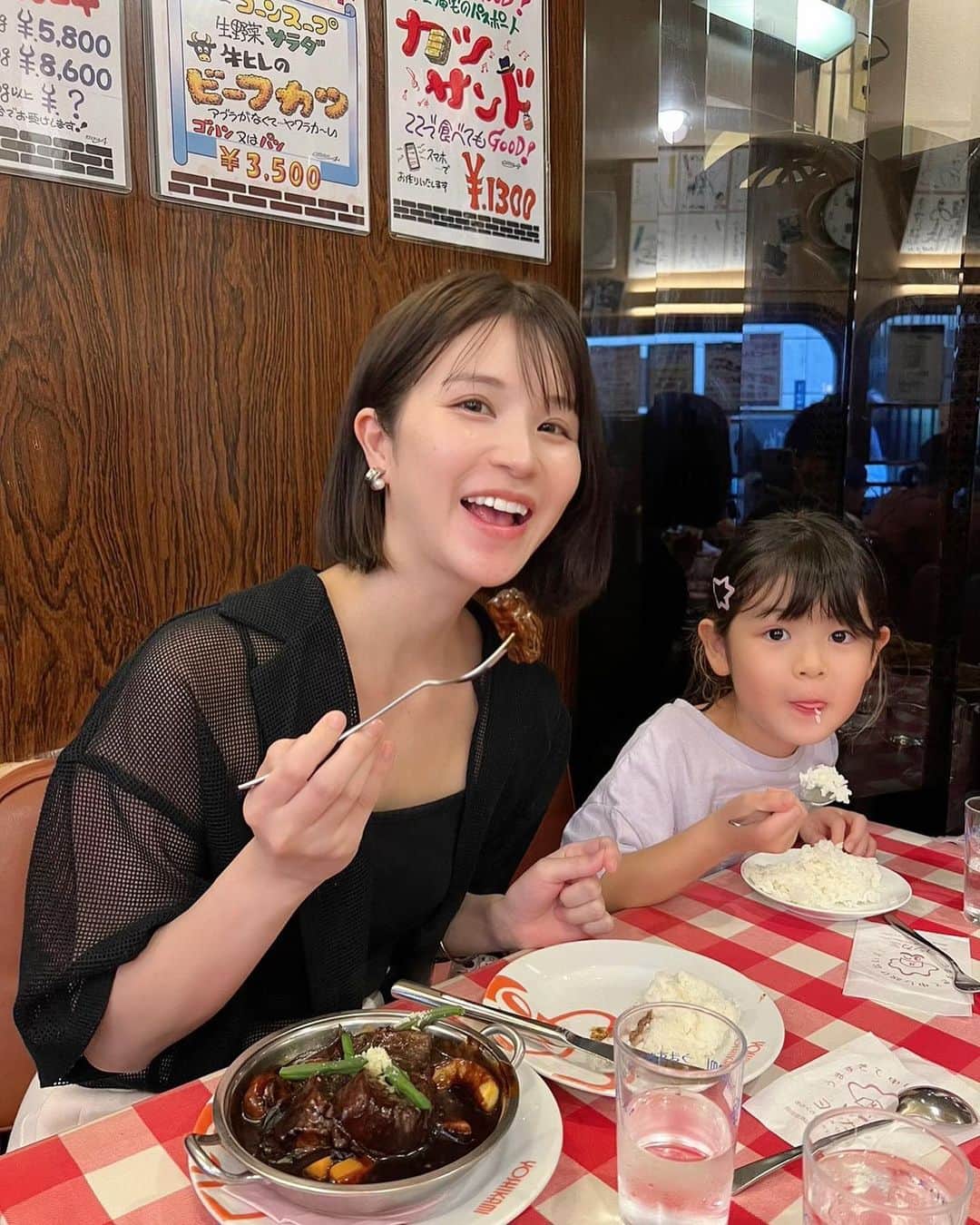 のインスタグラム：「. . . なっちゃんは食べてばかりだなぁと思ってる？ （インスタが食べログみたいになってきてる😂） . 浅草で有名な「ヨシカミ」へ行ってきたよ！ . 私→ビーフシチュー 子供たち→ヒレステーキ @hannyakawashima →ドライカレー＆ポークステーキ . @mariannudayo ちゃんたちが食べてたオムライスもめちゃくちゃ美味しそうだった🤍🤍🤍 . ランチの女王って知ってる？？ あのドラマの雰囲気のお店でした😆 . . . #ヨシカミ　#浅草洋食　#浅草グルメ　#浅草ランチ #浅草　#洋食屋」