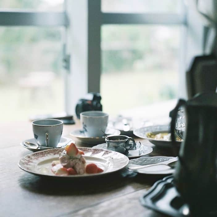 tetrrineのインスタグラム：「*. *.  旧盆お疲れ様でしたー！ 今年はお供え用の重箱もお餅も オードブルも全てアプリで予約して決済 受け取りもバーコードを 提示するだけ スピーディーで楽だったわ〜。 ポイントも5倍！ 私はサ◯エーの回し者では ないです。  はぁ〜 何か美味しいものが 食べたい！ 具体的に鰻とか桃パフェとか。  g'n☆」