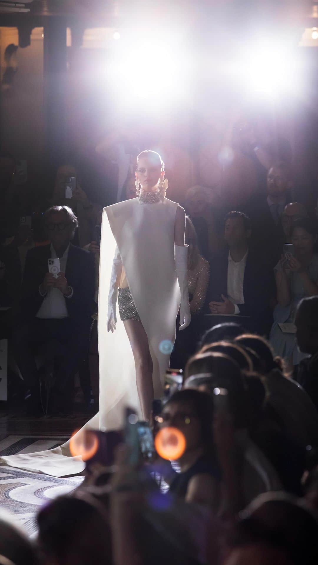 ステファンローランのインスタグラム：「Short nude organza dress with asymmetric white wool gazar tunic embroidered with diamonds.   #StephaneRolland #HauteCouture #FW23」