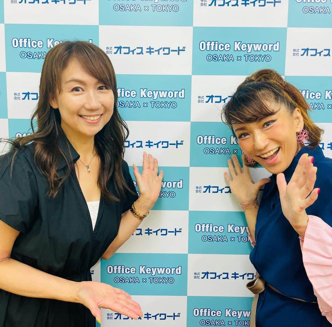 小林万希子のインスタグラム：「・  今日は名古屋のラジオ番組の収録で事務所へ🎤  2階のオフィスが大改装中で音が心配だったけど 1階のレッスンルームは防音なので無事静かに収録終了ー🙌  実は収録前にドアの向こうで さゆりちゃん発見❗️ のぞいてくれてました🤣❤️  終わってからキィワードの壁紙の前でパチリ✨  いつもはMBSで会うからね〜 事務所で遭遇するのは新鮮💕 ありがとう〜😊  帰りは事務所の隣にあるドーナツ🍩屋さんが 専務オススメという事で🧡  わざわざお店前までご案内いただいたので♪笑 購入して帰りました✨  台湾ドーナツ🇹🇼🍩 ほんっとーーに美味しかったぁ😆❤️  専務〜教えていただきありがとうございました🧡  今度は店内でこだわりのコーヒー☕️と一緒にいただきます〜💕  大阪天満宮のすぐ近くです！ 本当にオススメ😍  お味は プレーン、ミルク、チョコ、きなこ 私はきなこ推し😆🍩💕💕  @justice__brown  #台湾ドーナツ  #激うま  #次はカフェで食べたい ❤️ #大阪天満宮カフェ  #すぐ近く 👍」