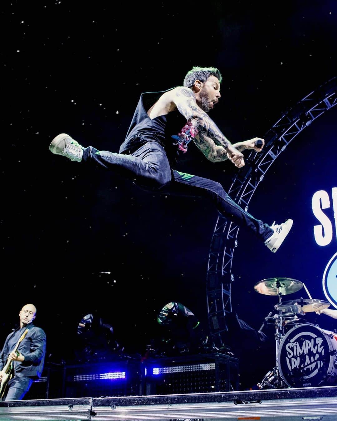 ピエール・ブーヴィエのインスタグラム：「Final stretch!!! We’ve got 3 shows left on this epic tour with @offspring and @sum41 .  I can’t believe it’s almost over. 🥹😭 📸 Taylor Ward」