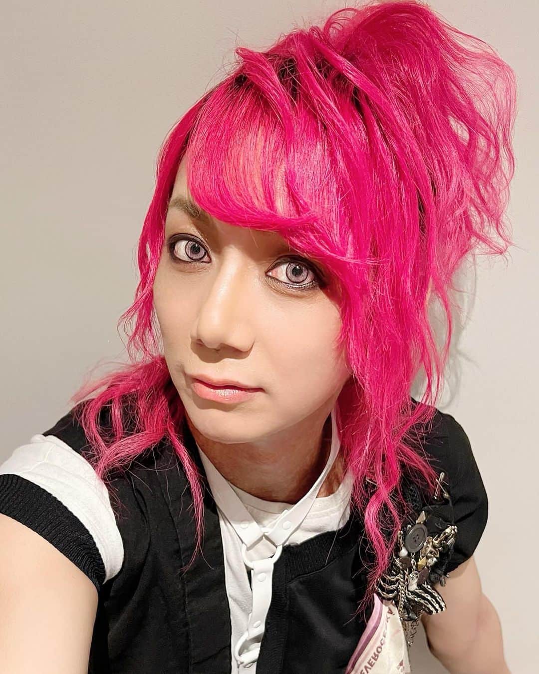 靖乃のインスタグラム：「みんな、今日ののろゐみこ主催のライブもありがとうね✨ 8月の終わりにアツい一日で元気を頂きました 明日からの9月も頑張ろ〜っと🎵  #靖乃 #ハイダンシークドロシー #淡路島 #ピン毛」