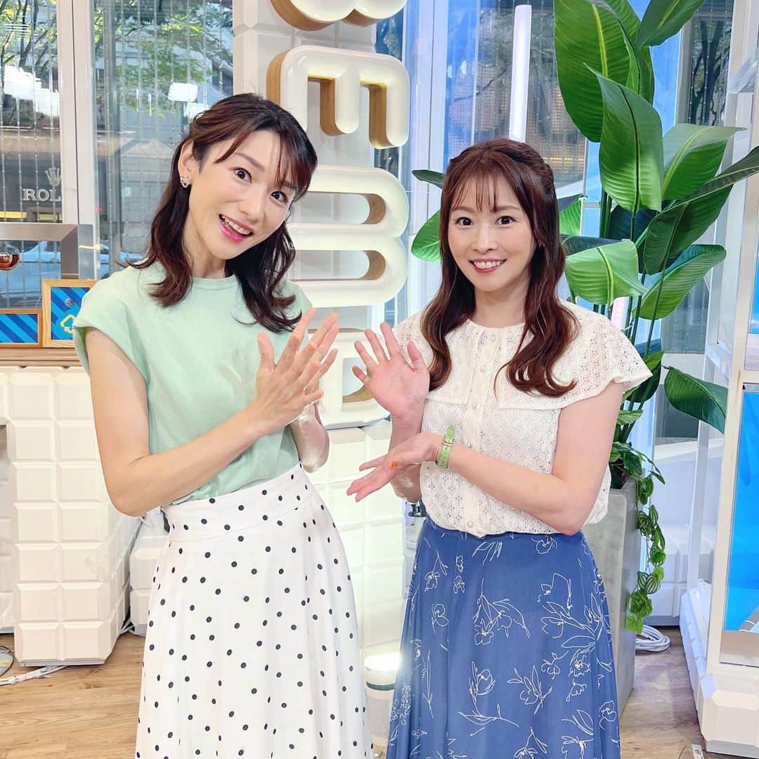 楪望のインスタグラム：「* テレビ朝日 堂アナウンサーとニュースをお伝えした、今週火曜日🎥 @mariko_do  番組ご一緒させていただくのは初めてで、はじめは緊張していたのですが🙈 堂さんが優しくリードしてくださったので、あっという間にスタジオも番組もあたたかい雰囲気に…🥹✨ ただただ感謝です🥲✨✨✨  私も先週、夏休みを取らせていただきましたが…🐨💤 今の時期は各アナウンサーがそれぞれ休みを取るので、シフトもイレギュラーだったり🗓️  …はてさて。 夏休み明けの今週もようやく金曜日を迎えます🧚‍♀️ 明日も朝9時〜ABEMA NEWS📺 よろしくお願いします🙇‍♀️ #abema #abemanews #キャスター #アナウンサー #テレビ朝日 #明日もがんばろ #金曜日 #💮 #📺 #🎥」