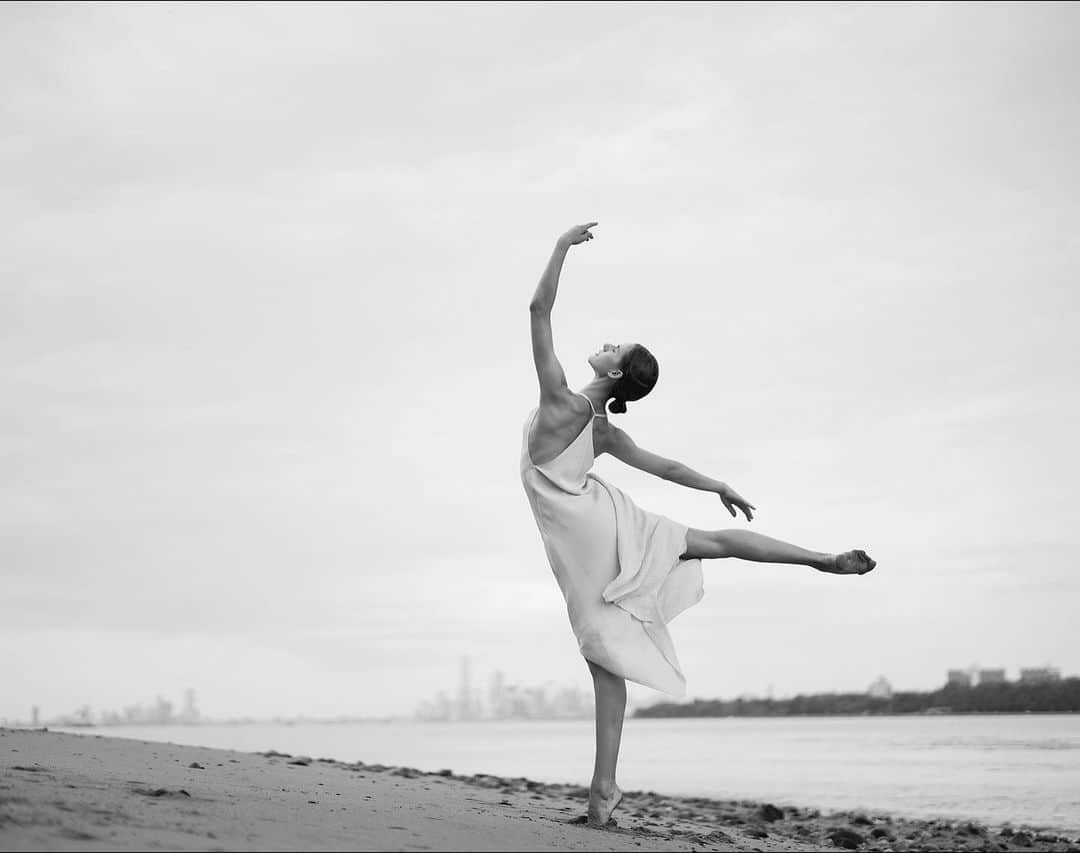 ballerina projectさんのインスタグラム写真 - (ballerina projectInstagram)「𝐈𝐬𝐚𝐛𝐞𝐥𝐥𝐚 𝐖𝐚𝐥𝐬𝐡 in New York City.   @isabellalwalsh #isabellawalsh #ballerinaproject #newyorkcity #manhattan #ballerina #ballet #dance #statenisland   Ballerina Project 𝗹𝗮𝗿𝗴𝗲 𝗳𝗼𝗿𝗺𝗮𝘁 𝗹𝗶𝗺𝗶𝘁𝗲𝗱 𝗲𝗱𝘁𝗶𝗼𝗻 𝗽𝗿𝗶𝗻𝘁𝘀 and 𝗜𝗻𝘀𝘁𝗮𝘅 𝗰𝗼𝗹𝗹𝗲𝗰𝘁𝗶𝗼𝗻𝘀 on sale in our Etsy store. Link is located in our bio.  𝙎𝙪𝙗𝙨𝙘𝙧𝙞𝙗𝙚 to the 𝐁𝐚𝐥𝐥𝐞𝐫𝐢𝐧𝐚 𝐏𝐫𝐨𝐣𝐞𝐜𝐭 on Instagram to have access to exclusive and never seen before content. 🩰」8月31日 22時45分 - ballerinaproject_