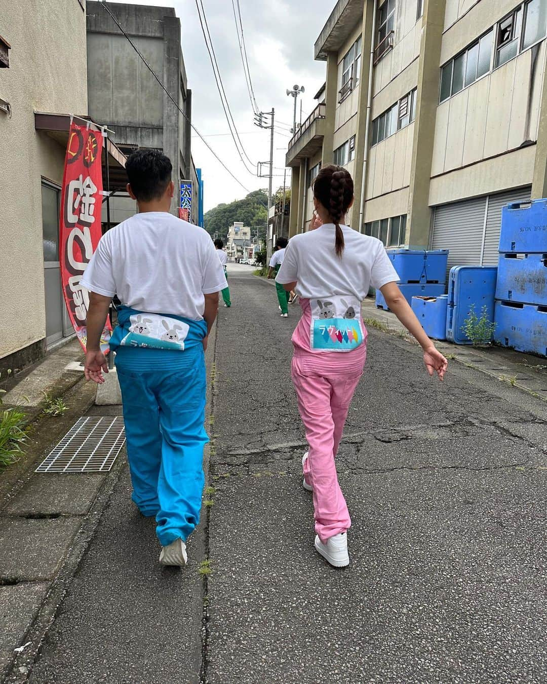 近藤千尋さんのインスタグラム写真 - (近藤千尋Instagram)「明日のラヴィットは、 久々のラヴィットハウス🩷🏠  ロケ楽しすぎました❤️ みんなでBBQしております‼️ 初の釣り体験も🎣☺️  是非見てね🤍✌️ このつなぎ、やっぱりしっくりくるね🥰  それにしても曇ってる🤣🤣🤣笑☁️  #ラヴィットハウス #ラヴィット #熱海」8月31日 22時45分 - chipichan.1215