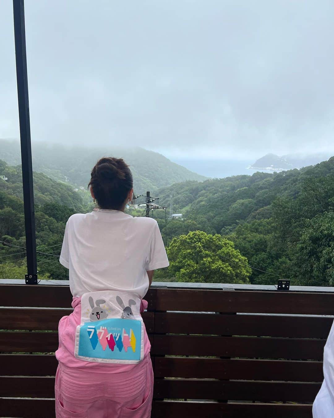 近藤千尋のインスタグラム：「明日のラヴィットは、 久々のラヴィットハウス🩷🏠  ロケ楽しすぎました❤️ みんなでBBQしております‼️ 初の釣り体験も🎣☺️  是非見てね🤍✌️ このつなぎ、やっぱりしっくりくるね🥰  それにしても曇ってる🤣🤣🤣笑☁️  #ラヴィットハウス #ラヴィット #熱海」