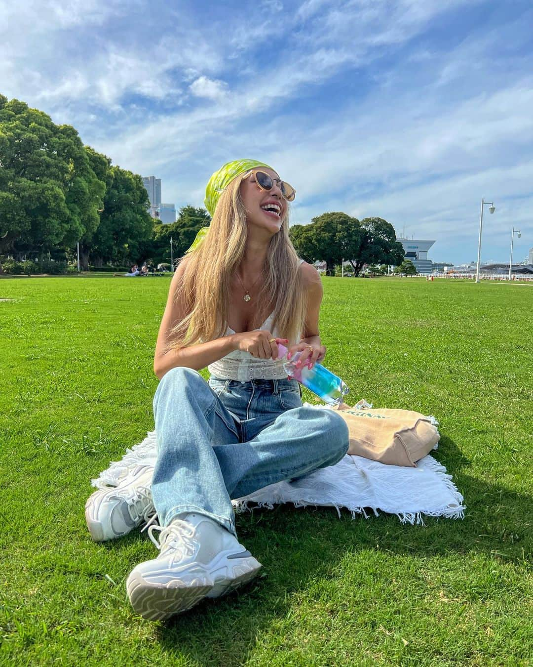 ユミ さんのインスタグラム写真 - (ユミ Instagram)「day off 🌳🧺  in the park⛲♡🌈 ホント芝生大好き🌱  大地とつながる時間が好き～🥰  最近 お家でも飲んでて持ち歩いてもいる プラズマ解離水が最高で✨🩵 この日も連れてきたっ🥰 @plasma_kairisui_official   パッケージも可愛い上に🌈 細胞に瞬時に潤いを行き渡らせてくれる アンチエイジング効果バッチリのお水🩵✨ 味に癖がない富士のおいしいお水🏔🫶🏼 素早く行き届いてくれるので嬉しい～✨😌  やっぱり なにをするにも身体の健康が一番大事よね😆👏🏼🩵 コツコツ続けられる良いもの探しレーダーが 発動したのでシェアします🌳🥹🧡  HPでの購入がお得だよ☺️🩵  #water#love #細胞を潤す水#プラズマ解離水 #水分補給#おいしい #うるおい#美容と健康」8月31日 22時46分 - yuminchu1029