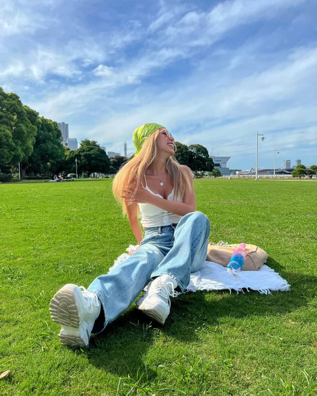 ユミ のインスタグラム：「day off 🌳🧺  in the park⛲♡🌈 ホント芝生大好き🌱  大地とつながる時間が好き～🥰  最近 お家でも飲んでて持ち歩いてもいる プラズマ解離水が最高で✨🩵 この日も連れてきたっ🥰 @plasma_kairisui_official   パッケージも可愛い上に🌈 細胞に瞬時に潤いを行き渡らせてくれる アンチエイジング効果バッチリのお水🩵✨ 味に癖がない富士のおいしいお水🏔🫶🏼 素早く行き届いてくれるので嬉しい～✨😌  やっぱり なにをするにも身体の健康が一番大事よね😆👏🏼🩵 コツコツ続けられる良いもの探しレーダーが 発動したのでシェアします🌳🥹🧡  HPでの購入がお得だよ☺️🩵  #water#love #細胞を潤す水#プラズマ解離水 #水分補給#おいしい #うるおい#美容と健康」