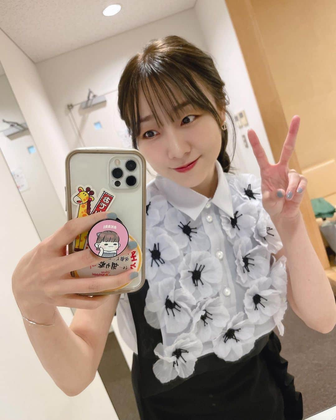 須田亜香里さんのインスタグラム写真 - (須田亜香里Instagram)「9月1日(金)ABCテレビ23:17〜 【 #探偵ナイトスクープ 】 あのナイトスクープです😆 名古屋でも放送されているのでもちろん存じ上げているナイトスクープです！観てください🔍✨ TVerやABEMAでも配信もあるので皆様ぜひ！！  出演ドラマ #アラクオ （ @dramal_abctv ）のお知らせもさせていただいたよ💕 #須田亜香里衣装 #お花畑ブラウス #緊張し散らかした気がする」8月31日 22時47分 - akarisuda