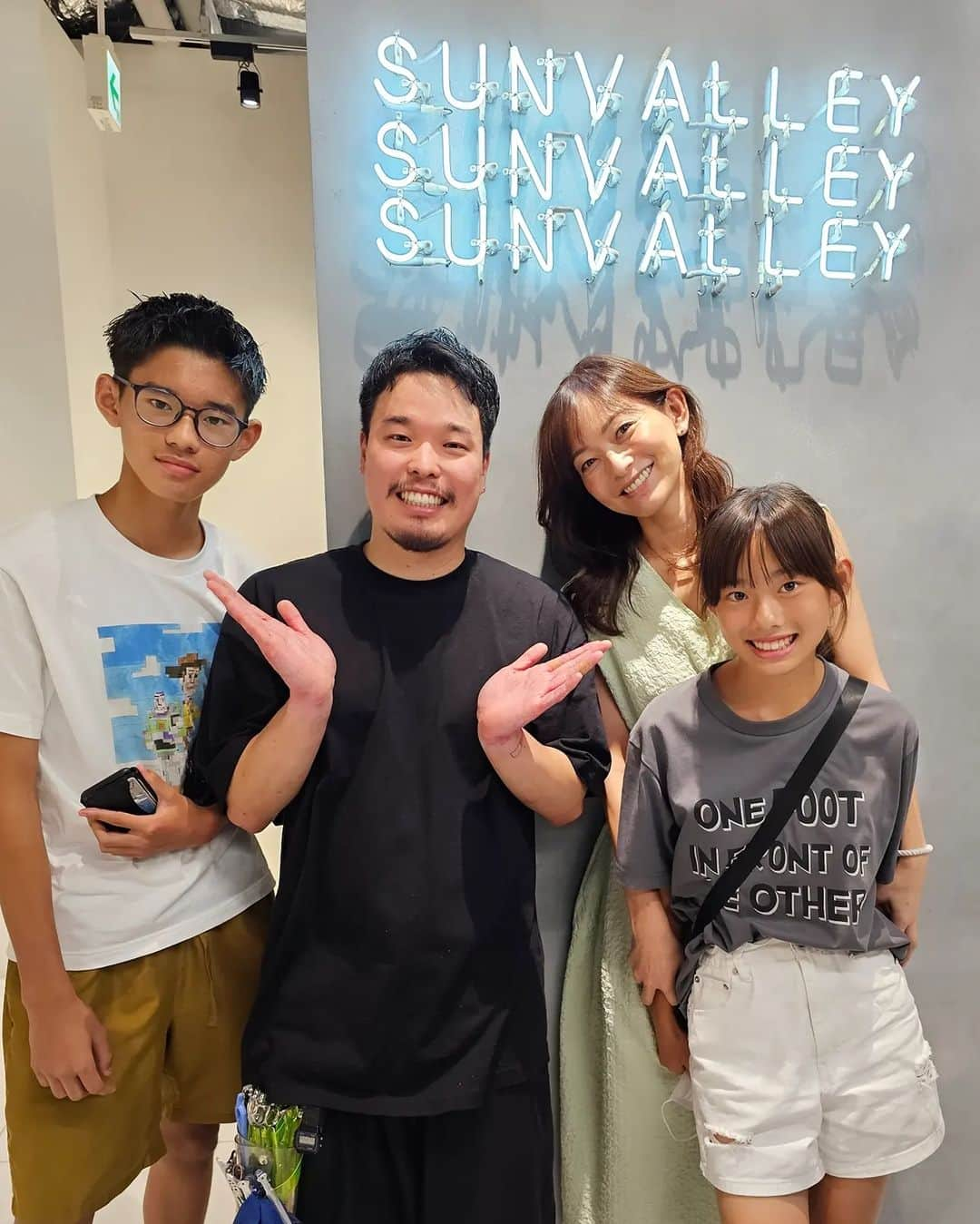 佐藤純のインスタグラム：「昨日は、子供達と一緒にSUNVALLEYへ✂️  @_sunvalley_  明日から息子は新学期‼️  のびのびだった息子の髪をサッパリ💇‍♂️  @yukiya_sunvalley  ユッキーありがとう😆💕  娘が撮ってくれる写真がなかなか素敵‼️  (だいたい自分も入っちゃってるけどね🤣)  #SUNVALLEY  #サンバレー #ユッキー #表参道 #ヘアカット #美容室 #カラー #ママ #ママモデル #モデル #mama #mamamodel #model」