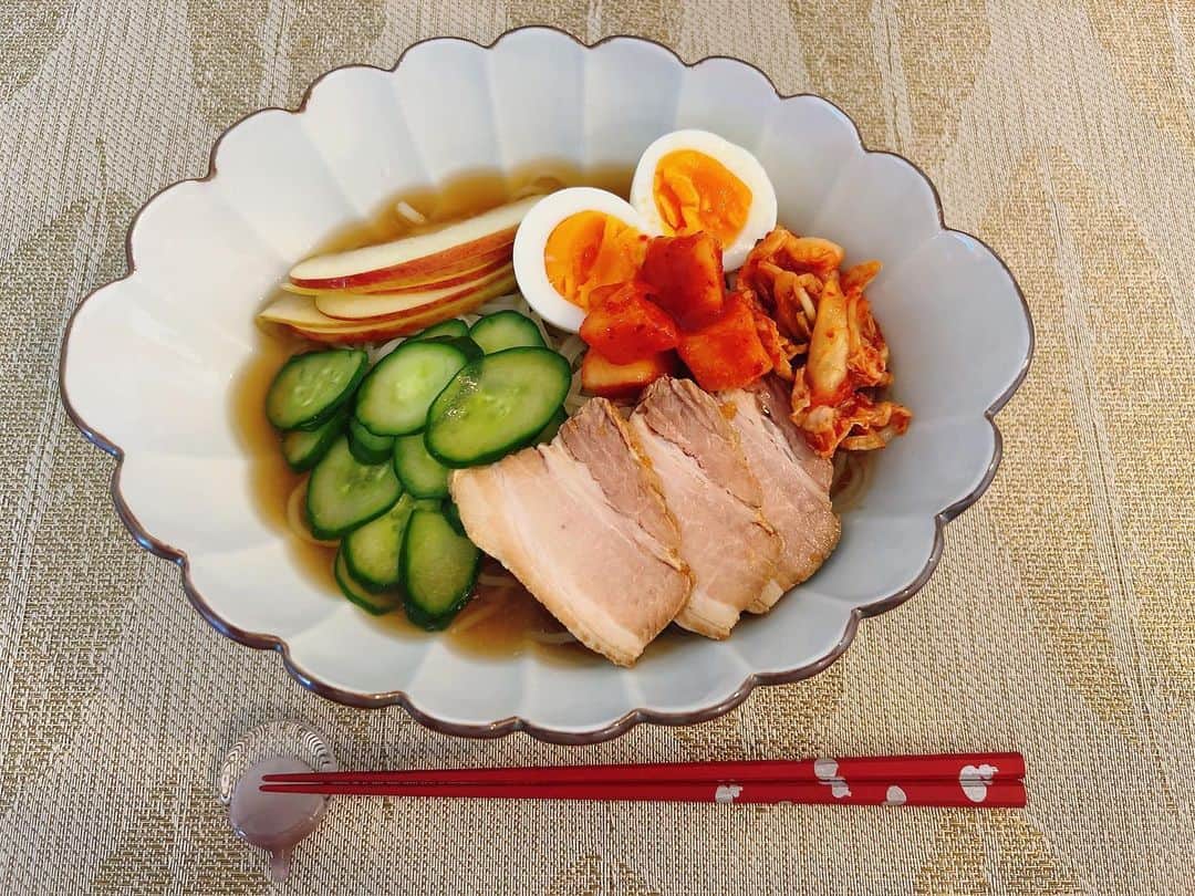 島本真衣のインスタグラム：「あまりに暑かったので、ランチは冷麺にしました☀️ 明日から9月ですね‼︎ 金曜日、頑張りましょう🍀  #お家ごはん #冷麺 #大好物 #ランチ」