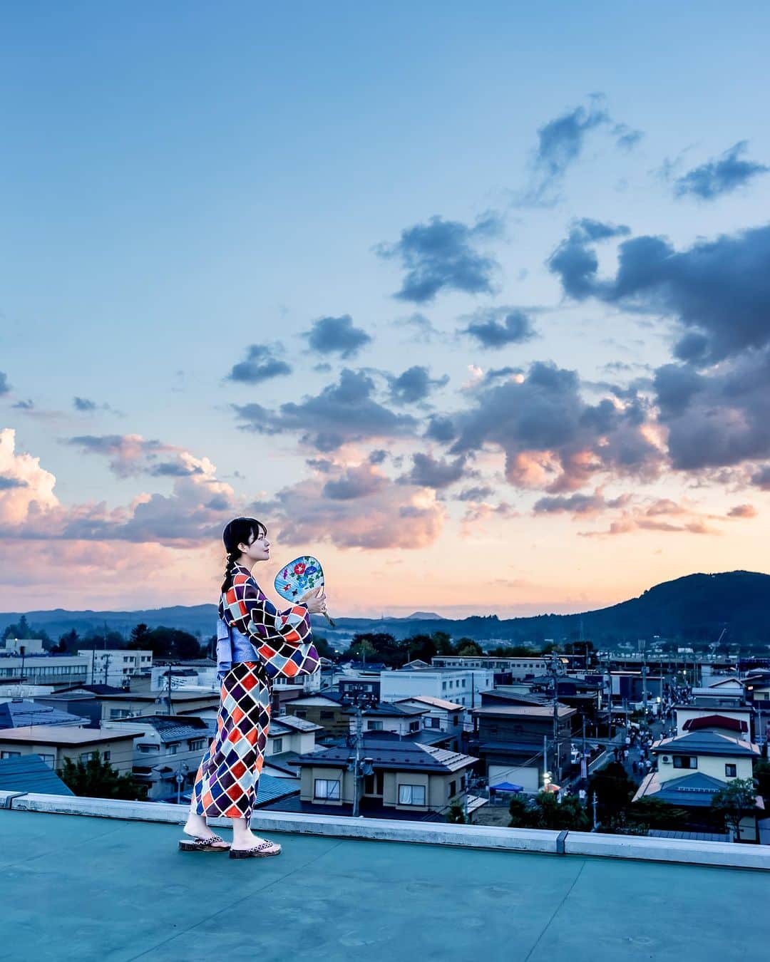 shabonのインスタグラム：「* . . . . . 花火待ちの夕焼けが綺麗だった🫶 待っている時間は ワクワクとドキドキ🥹✨ 街中にはババヘラのパラソルも 写っていた⛱️ 今度秋田に行った時は 食べたいなぁ。 . model : @ayaketty1685  . . FUJIFILM GFX50S II /  GF45mm F2.8 R WR . . . . . . *」