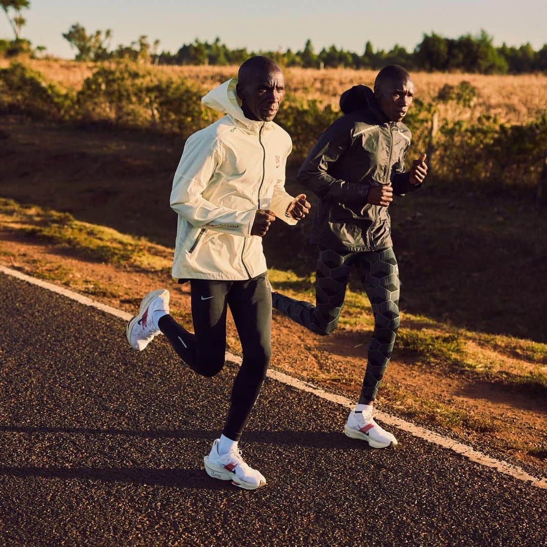 NIKEさんのインスタグラム写真 - (NIKEInstagram)「Introducing the EK Umoja Collection, dedicated to @kipchogeeliud ⚪️🔴.  After 20 years from his first historic gold medal, the shoes and clothing design are inspired by the Nike Zoom Miler that Eliud wore in Paris in 2003. A collection for every runner build on the ethos of the greatest marathoner.  “Umoja stands for unity. This collection represents the work done together as a running family and community.” Eliud Kipchoge  Tap the link 🔗 to shop now.」8月31日 23時00分 - nike