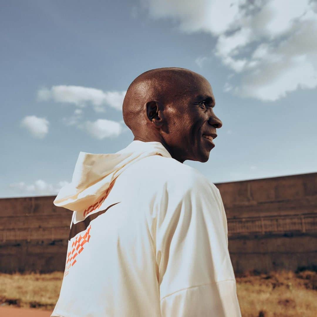 NIKEのインスタグラム：「Introducing the EK Umoja Collection, dedicated to @kipchogeeliud ⚪️🔴.  After 20 years from his first historic gold medal, the shoes and clothing design are inspired by the Nike Zoom Miler that Eliud wore in Paris in 2003. A collection for every runner build on the ethos of the greatest marathoner.  “Umoja stands for unity. This collection represents the work done together as a running family and community.” Eliud Kipchoge  Tap the link 🔗 to shop now.」