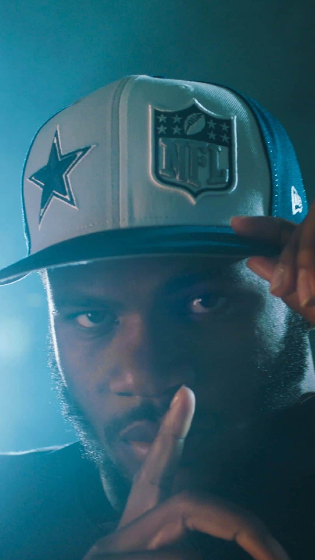 ニューエラ・キャップのインスタグラム：「Rep your team pride with the Official On-Field Cap of NFL Sidelines, available now at New Era Cap.」