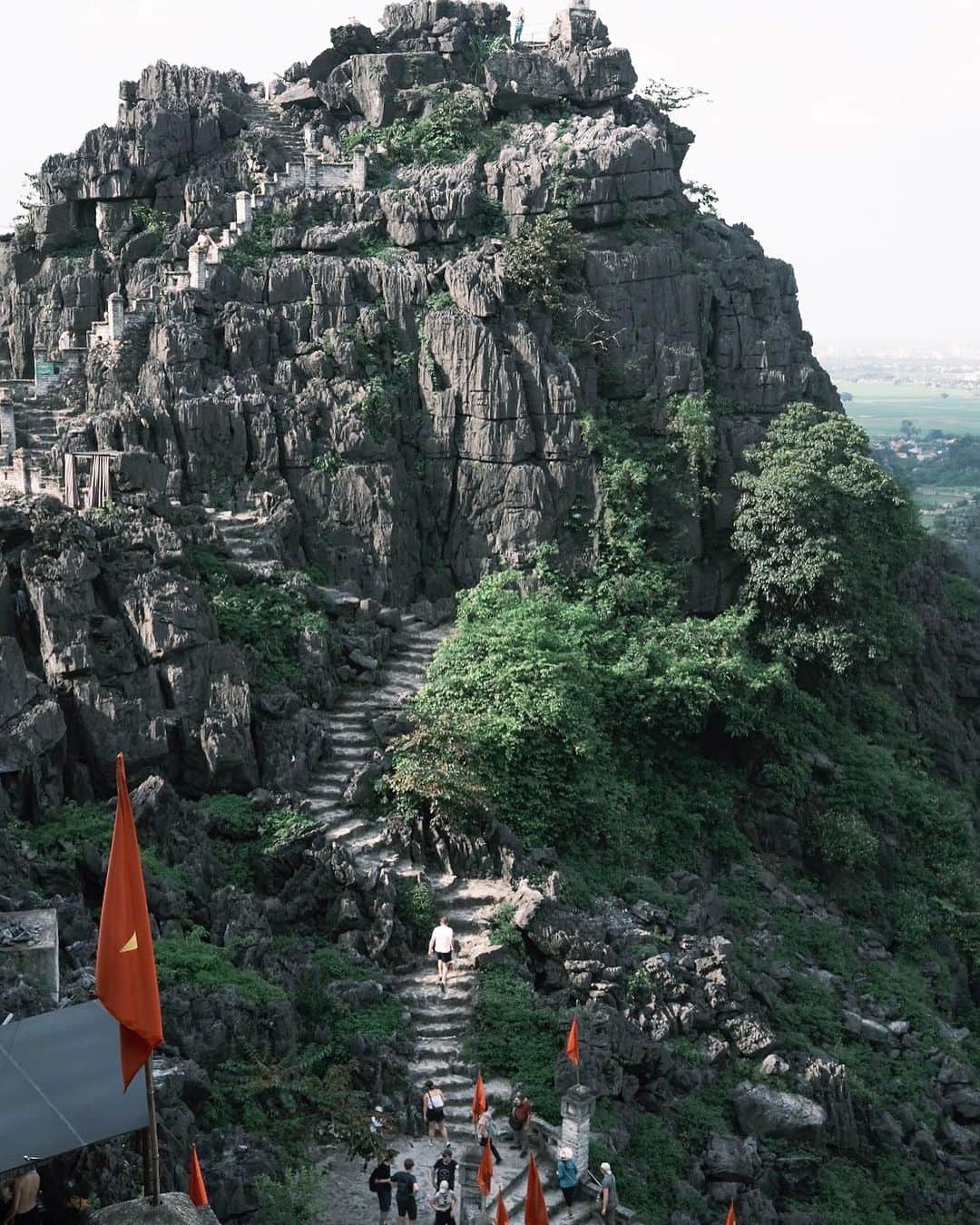 郭圈圈さんのインスタグラム写真 - (郭圈圈Instagram)「上一篇沒有好好介紹 大家很好奇這是河內嗎？ 不是唷！這邊是距離河內車程兩小時的「#寧平」（Ninh Bình)  基本上比較難自行抵達的一個地方～ 我們是報名了當地的1 day tour  這天主要一共去了三個地方 1⃣️拜頂寺 Bai Dinh Pagoda-越南最古老的寺廟之一，有重達30 噸的大銅鐘、105 噸的釋迦牟尼佛銅像及有著500 尊羅漢佛像的最長走廊～  2⃣️長安名勝群-Trang An (陸龍灣）搭船賞景～（🎬電影金剛的取景地）（只是搭了兩小時覺得有點太久😂）  3⃣️本篇的Mua Cave  這個點是三個我們覺得最壯觀的 雖然要爬500多個階梯（而且後半段不太好爬）但三谷風景真的是蠻美的⛰️ 這邊階梯建造有參考中國長城，因此也有越南長城的稱號唷！ 爬上去後也是蠻有成就感的⋯畢竟本人現在是孕婦🤰🏻而且平常完全沒在運動🤣 寶寶～媽咪帶你去看山景～希望你喜歡😘 - 1 day tour 報名連結🔗 https://reurl.cc/VLG3vA  - 去的時候是8/16，導遊說8月是越南的秋天～但還是好熱🤣（其實跟台南差不多～）（聽說最熱的時候是5-7月） . #lea_outfit  @marule.official ✨✨ . . . #越南旅遊 #北越 #河內 #寧平陸龍灣 #muacave #ninhbinh #hanoi#lea_vietnam #越南 #越南景點 #河內景點 #陸龍灣#圈圈去河內」8月31日 22時53分 - helloiamlea