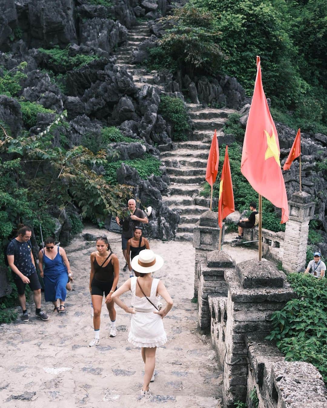 郭圈圈さんのインスタグラム写真 - (郭圈圈Instagram)「上一篇沒有好好介紹 大家很好奇這是河內嗎？ 不是唷！這邊是距離河內車程兩小時的「#寧平」（Ninh Bình)  基本上比較難自行抵達的一個地方～ 我們是報名了當地的1 day tour  這天主要一共去了三個地方 1⃣️拜頂寺 Bai Dinh Pagoda-越南最古老的寺廟之一，有重達30 噸的大銅鐘、105 噸的釋迦牟尼佛銅像及有著500 尊羅漢佛像的最長走廊～  2⃣️長安名勝群-Trang An (陸龍灣）搭船賞景～（🎬電影金剛的取景地）（只是搭了兩小時覺得有點太久😂）  3⃣️本篇的Mua Cave  這個點是三個我們覺得最壯觀的 雖然要爬500多個階梯（而且後半段不太好爬）但三谷風景真的是蠻美的⛰️ 這邊階梯建造有參考中國長城，因此也有越南長城的稱號唷！ 爬上去後也是蠻有成就感的⋯畢竟本人現在是孕婦🤰🏻而且平常完全沒在運動🤣 寶寶～媽咪帶你去看山景～希望你喜歡😘 - 1 day tour 報名連結🔗 https://reurl.cc/VLG3vA  - 去的時候是8/16，導遊說8月是越南的秋天～但還是好熱🤣（其實跟台南差不多～）（聽說最熱的時候是5-7月） . #lea_outfit  @marule.official ✨✨ . . . #越南旅遊 #北越 #河內 #寧平陸龍灣 #muacave #ninhbinh #hanoi#lea_vietnam #越南 #越南景點 #河內景點 #陸龍灣#圈圈去河內」8月31日 22時53分 - helloiamlea