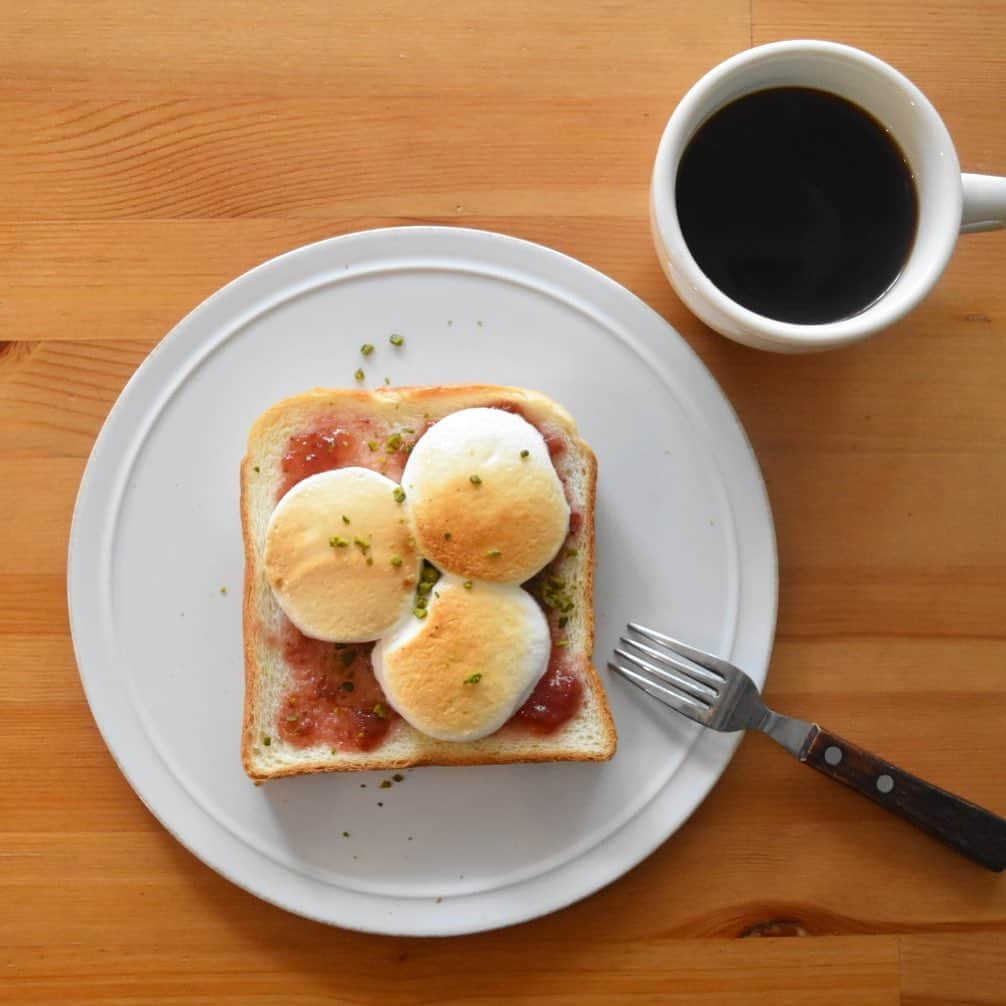 山崎佳のインスタグラム：「Today’s breakfast. 大きなマシュマロといちごジャム。」