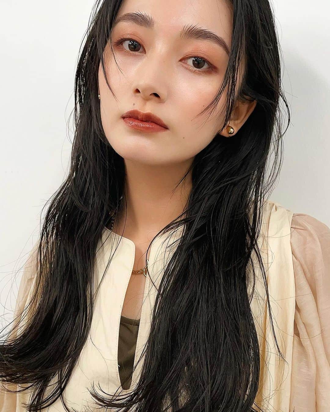 谷口翠彩のインスタグラム：「先日のシンピュルテLIVE配信🫧  シンピュルテの人気ベースアイテム 【アンビシャス ビューティーセラム  ファンデーション】 を使用して、秋冬make です。🍁🍂  このファンデ、 本当に美容液を塗っているかのような湿度感のファンデ。🥹 #美肌錯覚ファンデ ！  ⚫︎SPF50+ / PA+++ ⚫︎美容成分72.9% ⚫︎レチノール超え！のヒトデエキス配合  スルスルまろやかに肌に伸びて密着、 塗った瞬間つるんとした艶感に驚く✨ そして香りが、、、、！ このファンデ、すごーーーく！いい香りがするのです🥹🌸 心地よい香りに１日癒されながら スキンケアするかのように美肌がつくれる。  秋は深み、赤味の気分で Diorのサンククルール673 🍂 赤味×ブラウンでスモーキーeyeに🍁  リップはNARS アフターグローセンシュアルシャインリップスティック 225# SHOW OFF💋  . . #みどめいく#みどへあめいく #シンピュルテ#シンピュルテヘアオイル  #sinnpurete#アンビシャスビューティーセラムファンデーション #nars#」