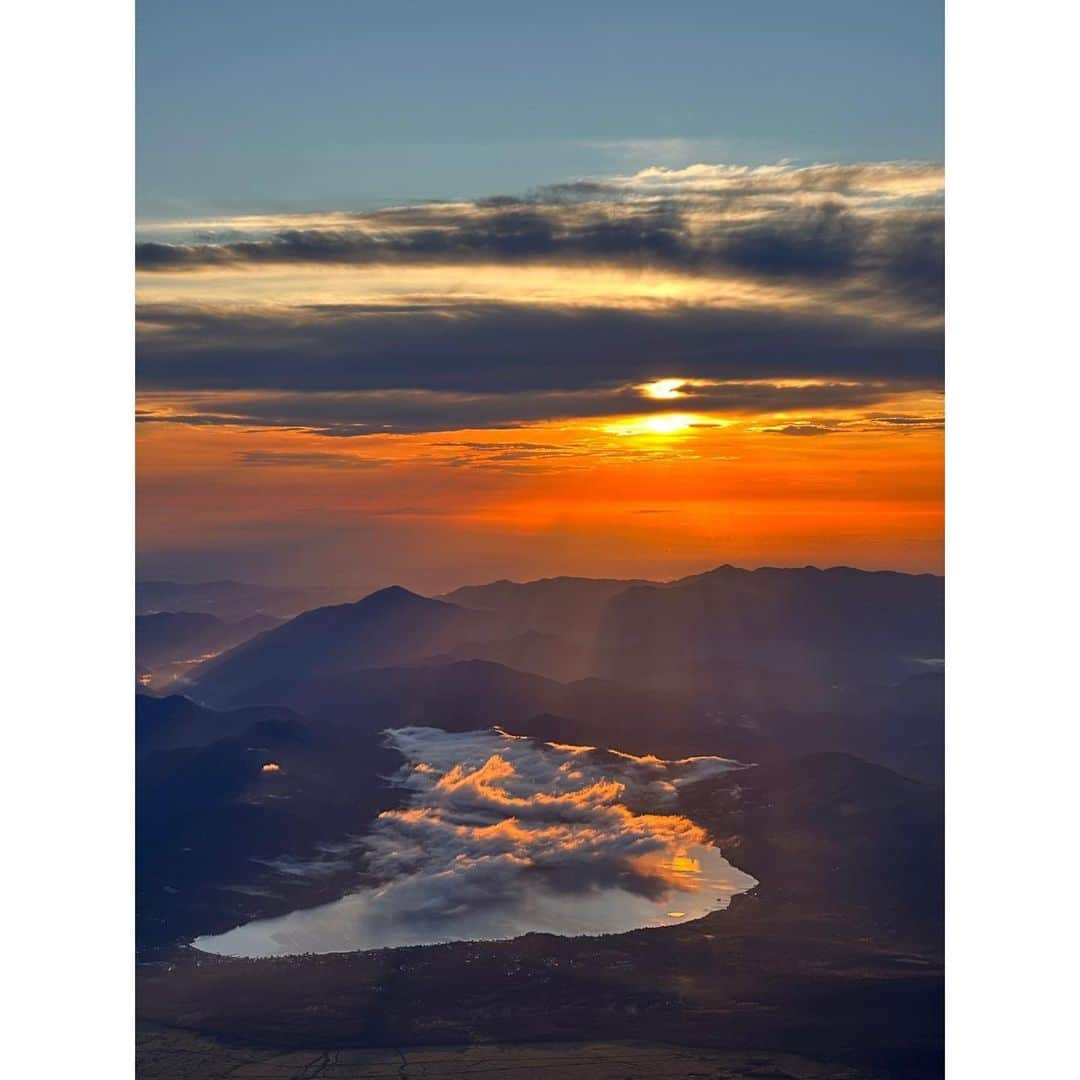 遠藤瞳のインスタグラム：「8月の思い出、富士登山🌕🗻🌞  す〜んごく大変だったけど、やってみたかったことのひとつ達成💮  前の日はお天気が悪過ぎて閉鎖、 当日も雨で不安だったけど雨足が弱くなったところで出発！ 夜の登山は冒険気分でワクワク🤩 雨上がりの美しい満月に流れ星も見られて🌕 夜景とみんなの夜道を照らす、 ゆらゆら動いているライトがなんとも綺麗🤩  8合目途中から空気の薄さもあってキツさ倍増 ちょびっとしか動いてないのに息が上がるし、 お腹すいてガス欠感すごかった。 もう少しお腹に入れれば良かったと反省😇  あと200mがとてつもなく遠く感じて 日の出にギリギリ頂上到着間に合わず😇 でも空いてるスペースで 日が登ってくるのをゆっくり眺められて良かった🙏 太陽のパワーをもらえた🌞🔥  頂上で食べたカップラーメンとコーヒーは沁みた〜🤤  いざ下山開始 これがまた大変なんだわ😇 めちゃくちゃ眠たいうえに、エンドレスほぼ同じ景色😇 登りに比べてお手洗いが少なくて、 途中から目が覚めてきたと思ったら トイレ行きたさに駆け降りる😂笑 6合目あたりはもう疲れ過ぎて歩き方ゾンビ🧟  ほんっとうに大変だったけどまたチャレンジしたいな🔥！ 他の山も絶景求めて登ってみたくなった！ 次は消費カロリーを考えてもっと食べ物持っていく🤤  長くなったけど、何が最高だったかって 満月 流れ星 日の出 下山後の温泉  帰ってきてからのピザお寿司ポテナゲパーティー  行ったメンバーみんなで無事に行って帰ってこれたこと🤝 .  #富士山 #富士登山 #mtfuji」