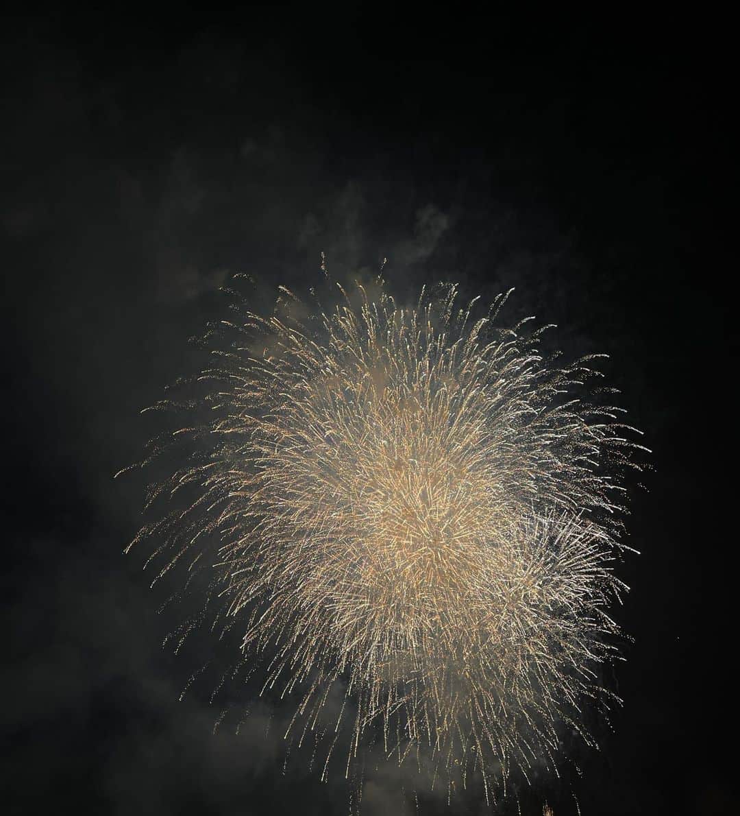 正中雅子のインスタグラム：「夏の思い出🎆  ついに大好きな8月も今日で終わり🔚🥹  最後に、かなり前だけどみーーんなで行った花火大会🫶  最高だった🤍🤍🤍  #花火大会 #2023夏」