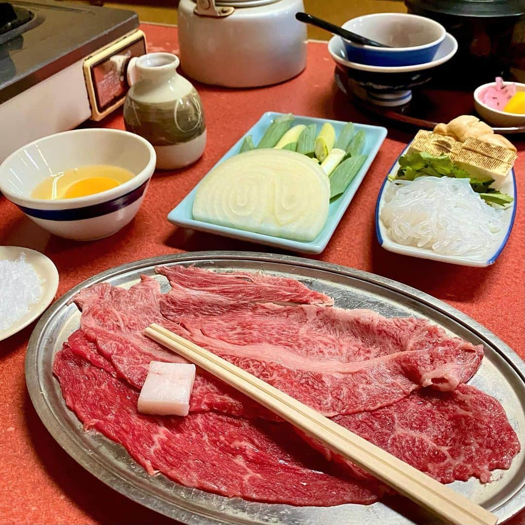 東京肉レポートさんのインスタグラム写真 - (東京肉レポートInstagram)「昭和7年創業の｢キムラ｣では3,100円〜すき焼きが楽しめます！歴史を感じる店内で食べるのも悪くない！割下や砂糖をお好みで使って自分ですき焼きを完成させていきます！  “Kimura” offers Wagyu sukiyaki at very reasonable prices ! You will find the 80 years history of Kimura elsewhere in the shop !  価格帯：3,000〜5,000円 オススメメニュー：ロースすき焼き  #キムラ #河原町 #河原町グルメ #京都グルメ #河原町すき焼き #河原町焼肉 #すき焼き #焼肉 #肉 #和牛 #牛 #グルメ #東京肉レポート #肉レポ #kimura #kawaramachi #kyoto #kyotogourmet #yakiniku #teppanyaki #sukiyaki #wagyu #steak #beef #barbecue #bbq #tokyo #japanfood #kyotofood #tokyo_wagyu_report」8月31日 22時59分 - tokyo_wagyu_report