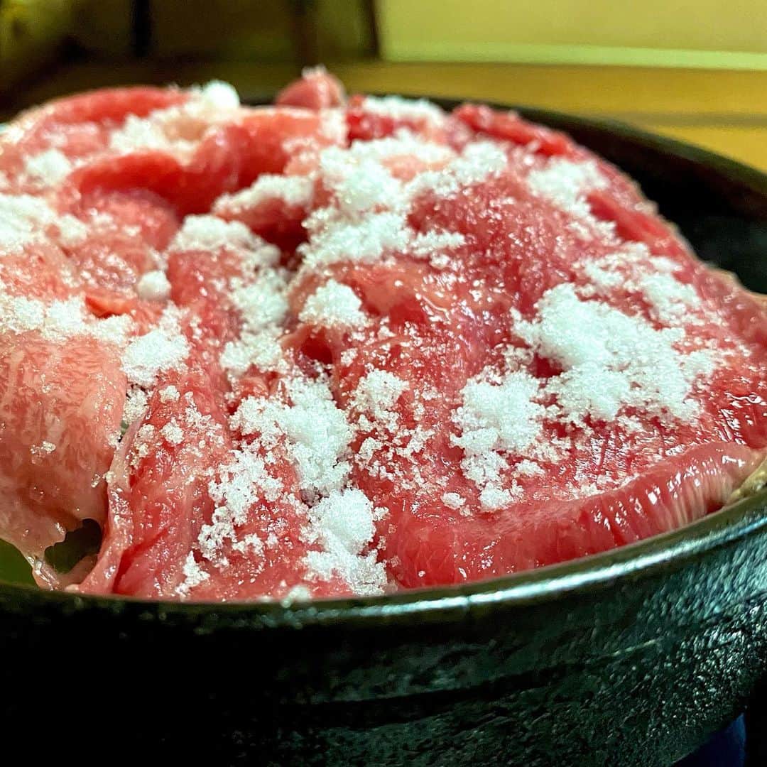のインスタグラム：「昭和7年創業の｢キムラ｣では3,100円〜すき焼きが楽しめます！歴史を感じる店内で食べるのも悪くない！割下や砂糖をお好みで使って自分ですき焼きを完成させていきます！  “Kimura” offers Wagyu sukiyaki at very reasonable prices ! You will find the 80 years history of Kimura elsewhere in the shop !  価格帯：3,000〜5,000円 オススメメニュー：ロースすき焼き  #キムラ #河原町 #河原町グルメ #京都グルメ #河原町すき焼き #河原町焼肉 #すき焼き #焼肉 #肉 #和牛 #牛 #グルメ #東京肉レポート #肉レポ #kimura #kawaramachi #kyoto #kyotogourmet #yakiniku #teppanyaki #sukiyaki #wagyu #steak #beef #barbecue #bbq #tokyo #japanfood #kyotofood #tokyo_wagyu_report」