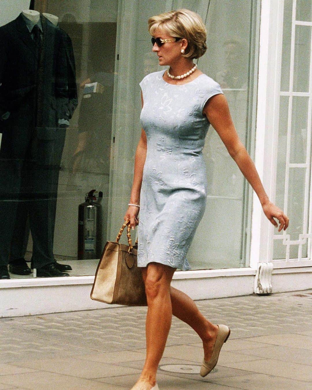 Blonde Saladさんのインスタグラム写真 - (Blonde SaladInstagram)「Today, we celebrate a timeless fashion icon who, over the years, anticipated various trends: Lady Diana. She passed away on August 31, 1997, exactly 26 years ago. This extraordinary woman gifted us with decades of style, from comfy and coolest post-gym looks to others exuding glamour and institutional allure, all the way to her emancipation as empowered woman with Versace.  📸 Getty  #LadyDiana #Diana #DianaSpencer #PrincessDiana #TheBlondeSalad」8月31日 23時10分 - theblondesalad