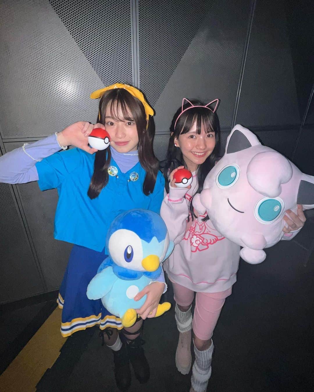 河村ここあのインスタグラム：「💙ポッチャマとプリン💙  それぞれのポケモンの イメージのお洋服を着て... あんここで歩けて楽しかった🫶🏻  最後はポケモンの決めポーズも 一緒に決めることができました✨  #ポッチャマ #プリン #ポケモン  #pokemon #Pokémon #ポケットモンスター #seventeen #夏の学園祭2023」